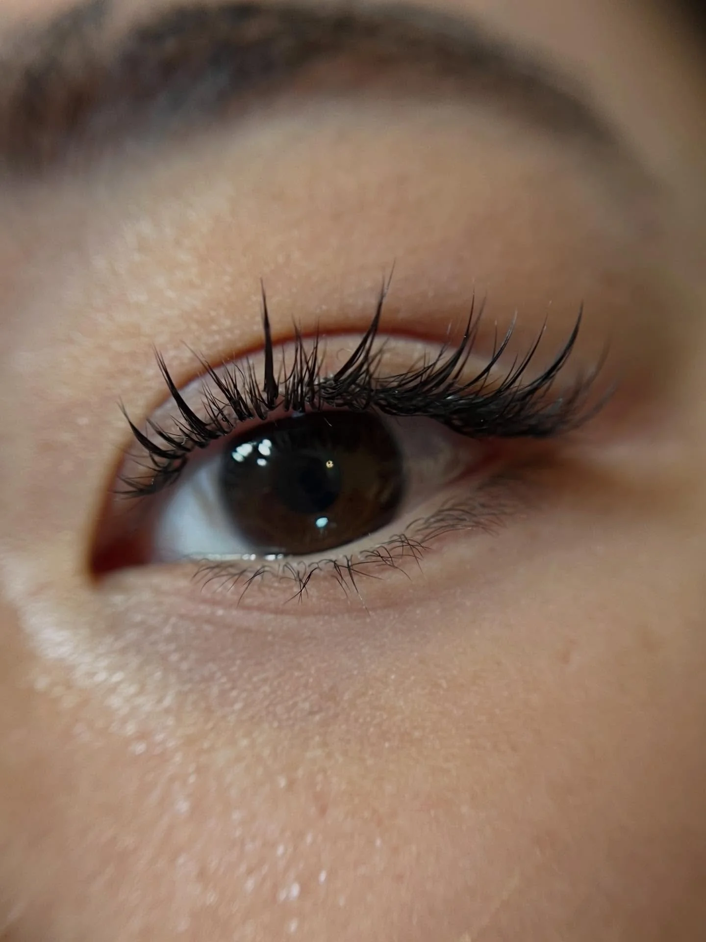 The sweetest wispy set with short lengths.

Lash extensions don&rsquo;t always need to be long and highly noticeable.

Adding darkness to the lash line is all you need sometimes, especially if you like to stay bare faced or to keep your make-up light