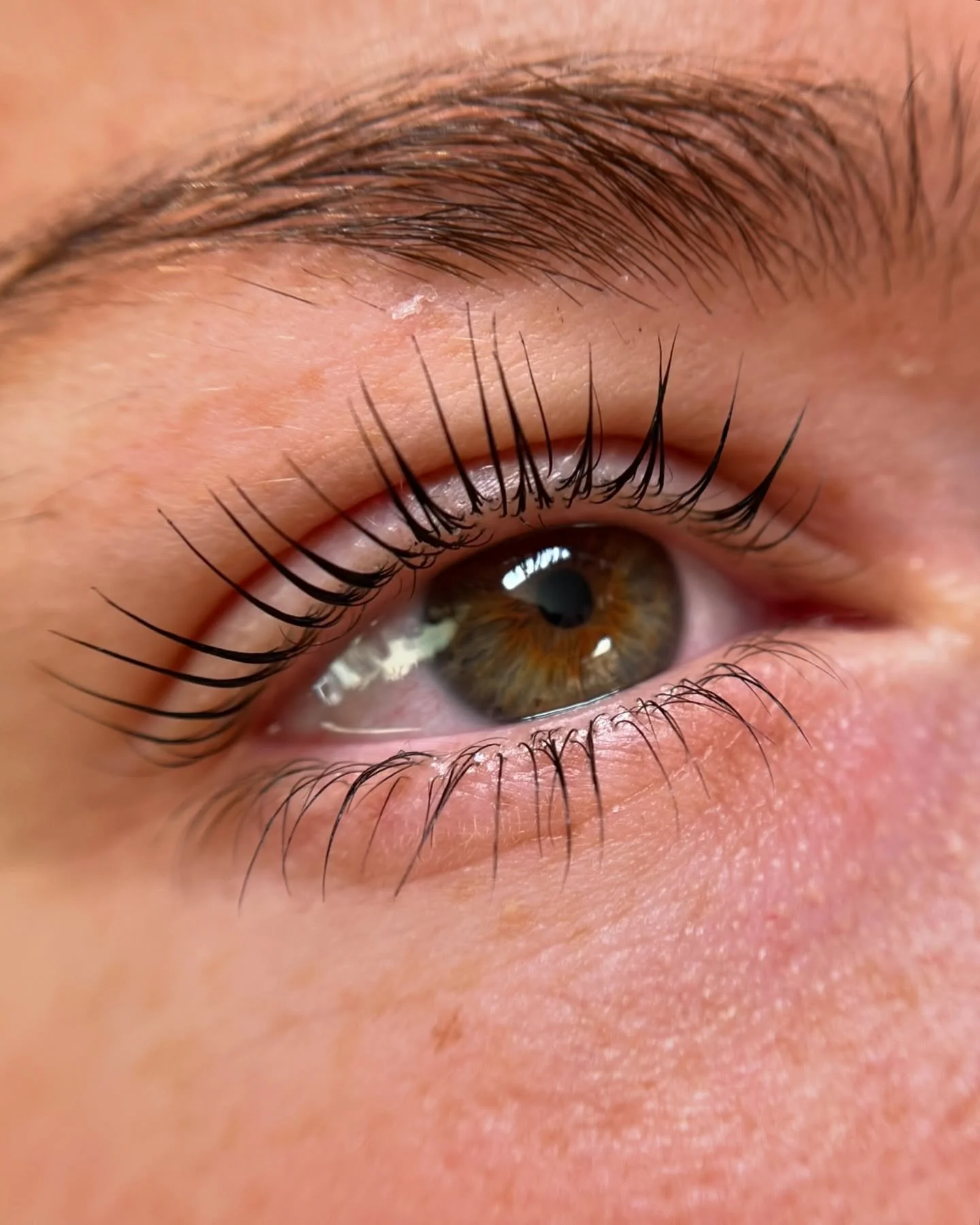 Lash lifting is the best way to show off your naturally long lashes.

It only takes about an hour to do and can last up to 6-8 weeks!

All you need is a lash conditioning serum and you&rsquo;re good to go.

#southeastlondonlashes #deptfordlashes #gre
