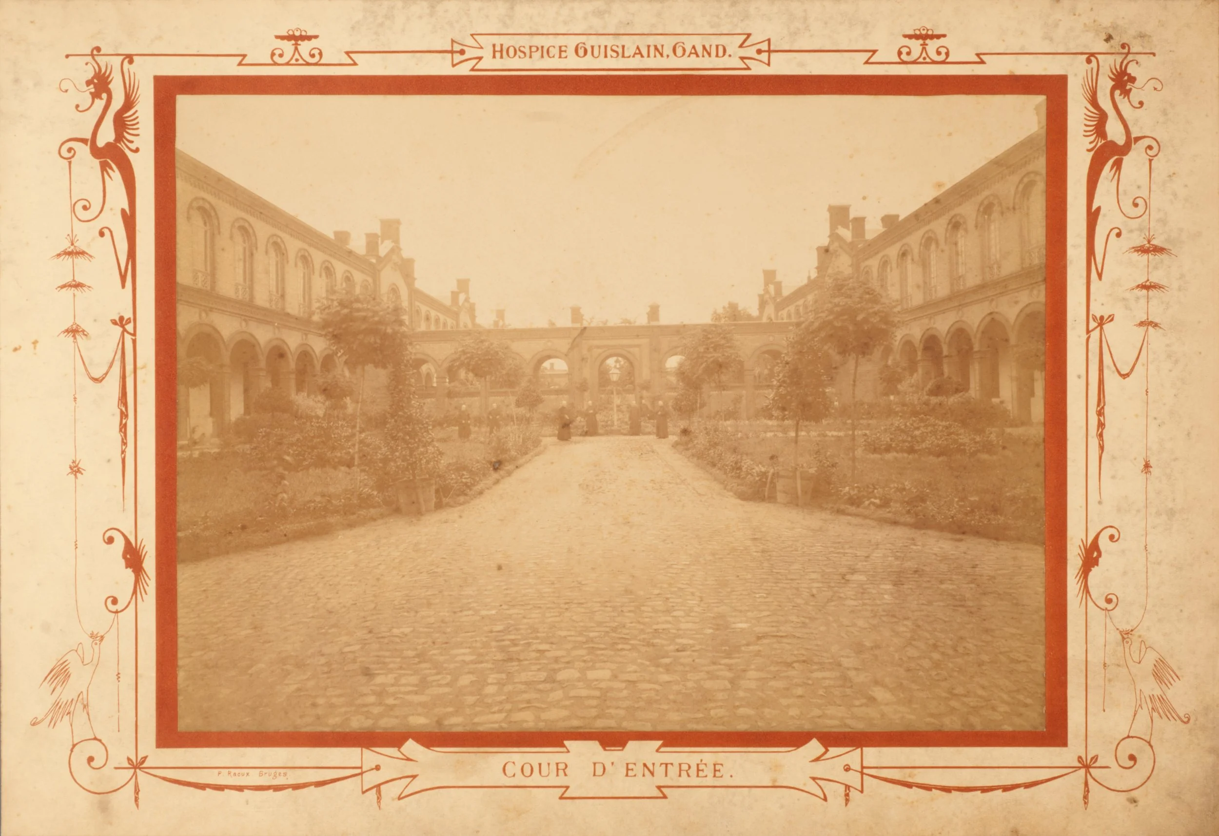 8.2 Cour d'entrée