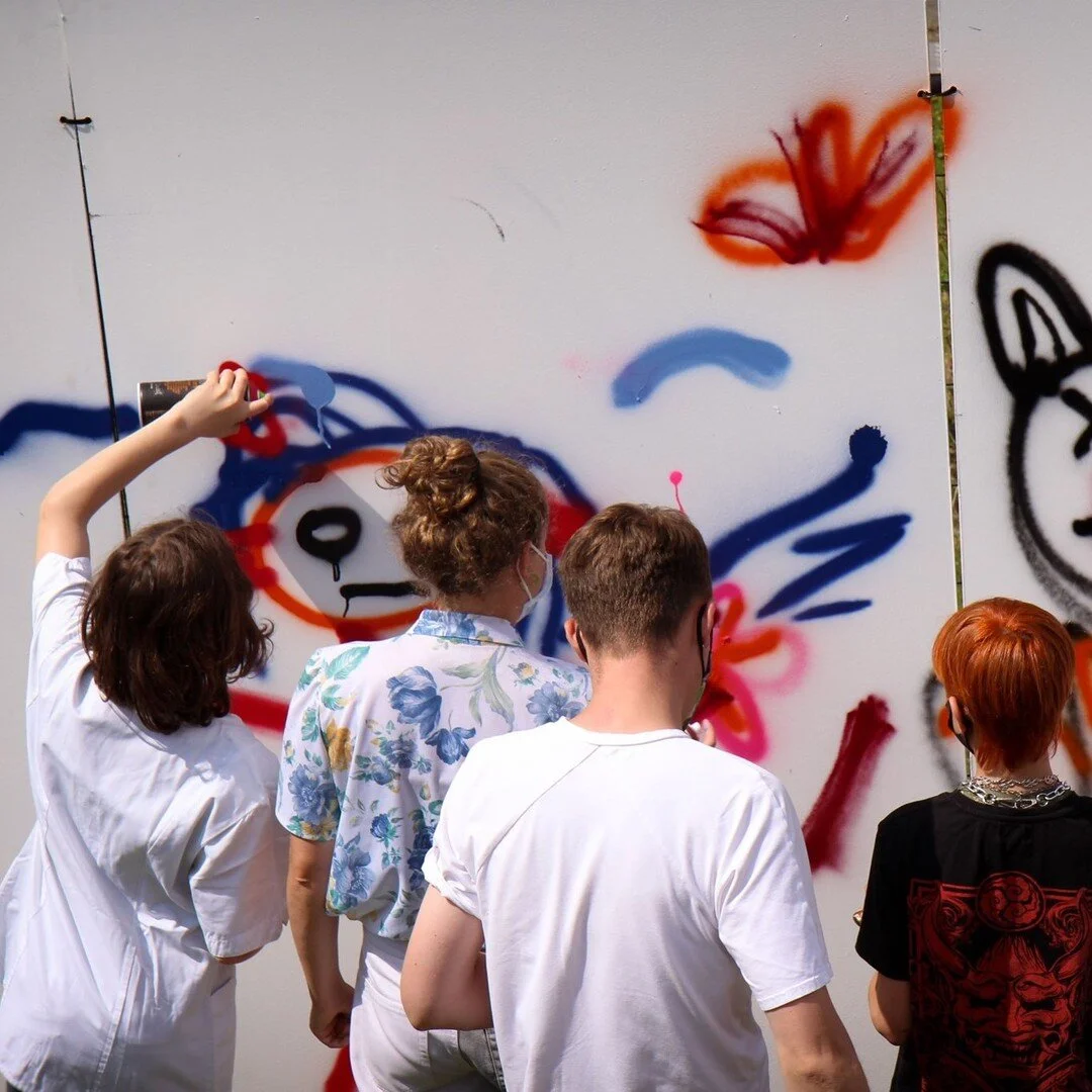 Enkele sfeerbeelden van de graffitiworkshop met Nekvel tijdens de openingsdag van 'Alles is toch vol'. Ook zin om een workshop te volgen? Ontdek ons zomeraanbod op https://www.museumdrguislain.be