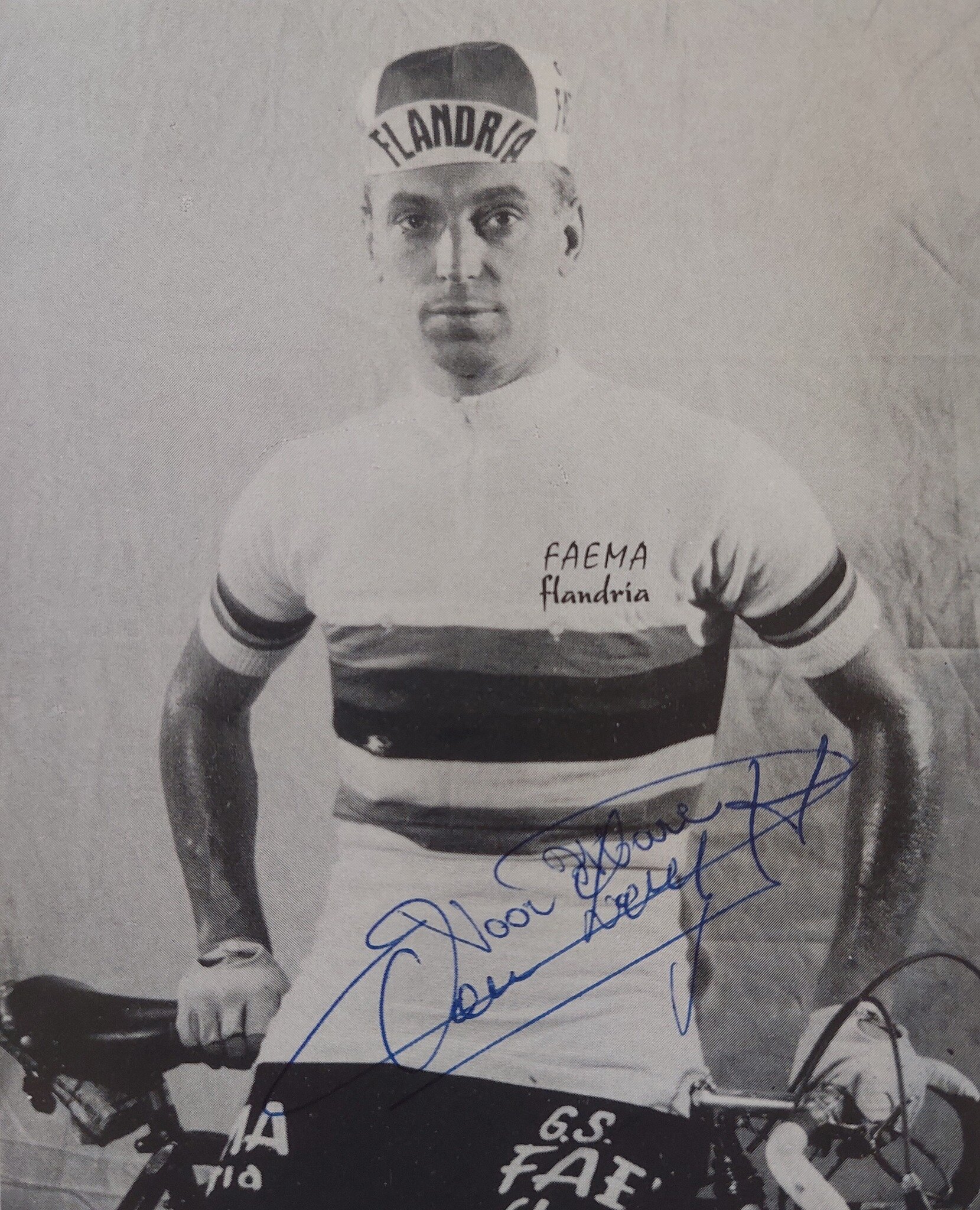 Zalige Hoogdag! 🚴&zwj;♀️

De gesigneerde foto van Rik Van Looy &quot;Voor Marc&quot; komt uit de &quot;poesie&quot; van Marc (jaren 1960). De identiteit van Marc blijft onduidelijk, was hij een pati&euml;nt of een verzorger in het &quot;Guislain Hos