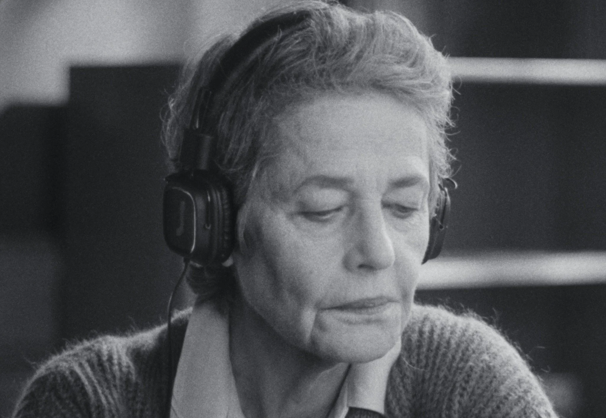 🎬 Film Het Anker in #guislainmuseum
Het Anker is een reis door het Arctisch gebied en de intieme verhalen van mensen die een psychose hebben meegemaakt. 

Een psychotherapeut luistert naar archiefgetuigenissen die tijdens haar sessies met voormalige