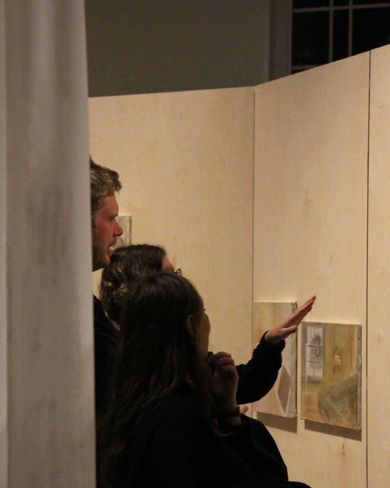 Mooie avond. Mooie opening. Diepe indruk.

***
In 1977 verlaat Monique Gies haar gezin en cre&euml;ert in &eacute;&eacute;n jaar tijd een honderdtal schilderijen in Parijs. Haar lege interieurs en bevreemdende poppen roepen een beklemmende, onzichtba