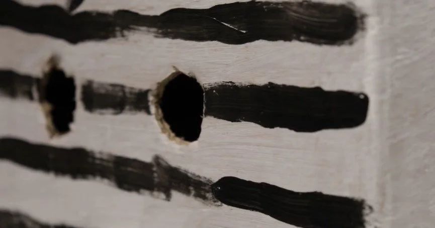 Volgende week: INMATE SESSIONS LIVE 🎬

In 2024 startte het project INMATE SESSIONS van Lucinda Ra en kleinVerhaal. In het Penitentiair Complex van Brugge organiseren zij, in nauwe samenwerking met De Rode Antraciet, open ateliers rond animatiefilm e