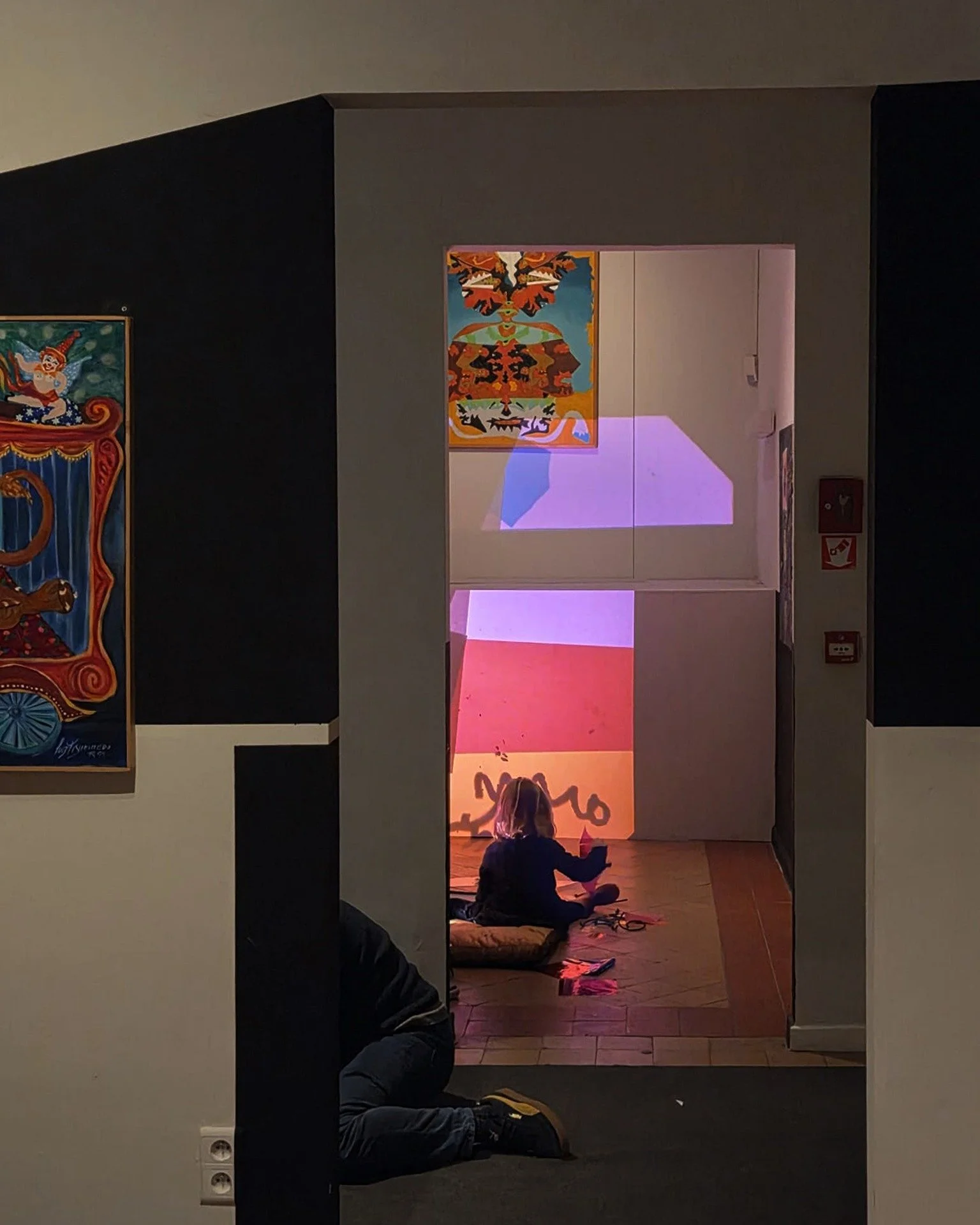 De kerstvakantie komt eraan🎄✨

𝑲𝒐𝒎 𝒌𝒊𝒋𝒌𝒆𝒏, 𝒔𝒑𝒆𝒍𝒆𝒏 𝒆𝒏 𝒐𝒏𝒕𝒅𝒆𝒌𝒌𝒆𝒏 𝒊𝒏 𝒉𝒆𝒕 𝒎𝒖𝒔𝒆𝒖𝒎!

Kijk omhoog naar kunst boven je hoofd, bekijk een schilderij al liggend op de grond of eindelijk eens op ooghoogte &mdash; net zoals 