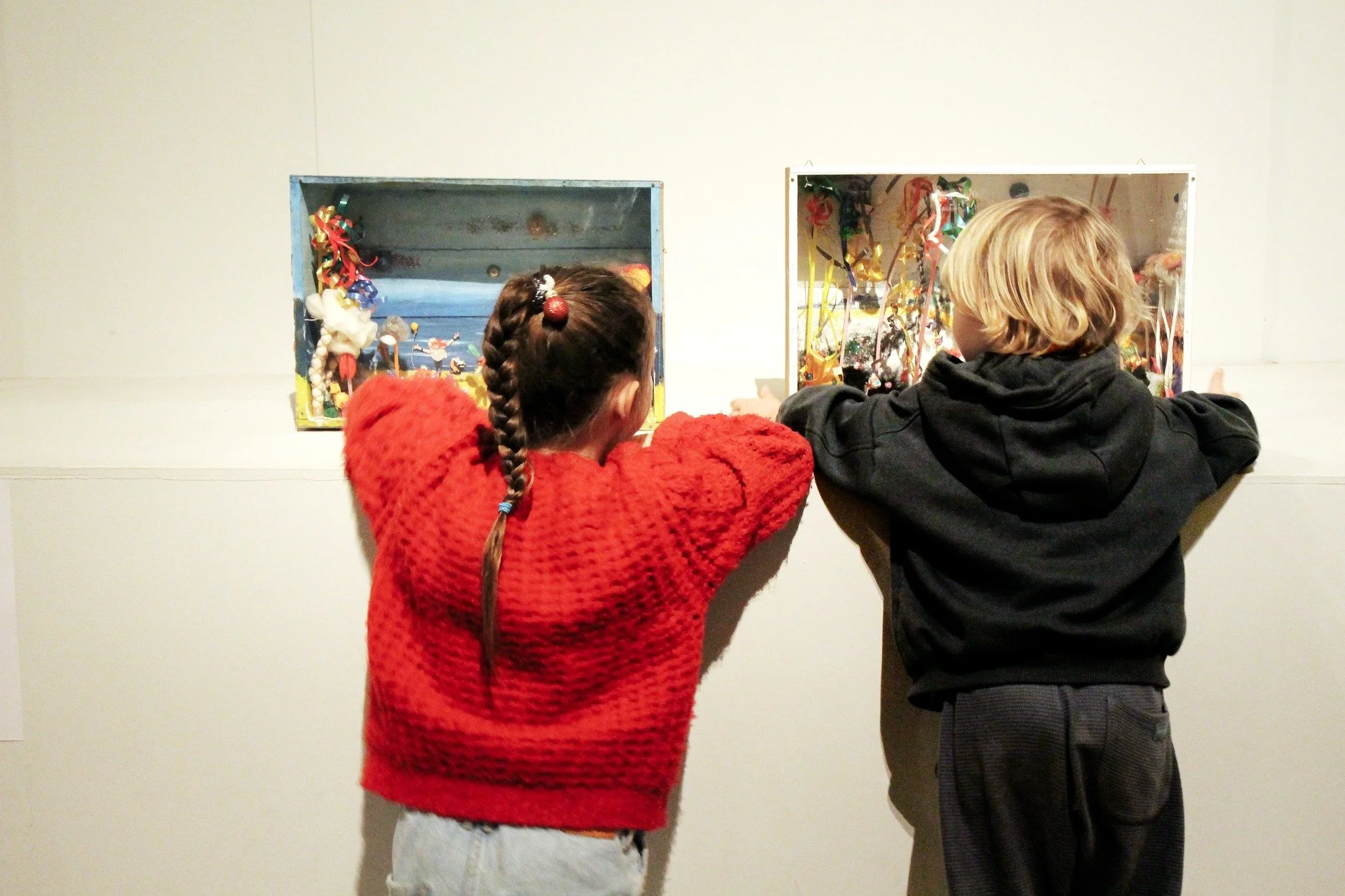 Hoeraaa! Het is kerstvakantie! 🎄✨

𝑲𝒐𝒎 𝒌𝒊𝒋𝒌𝒆𝒏, 𝒔𝒑𝒆𝒍𝒆𝒏 𝒆𝒏 𝒐𝒏𝒕𝒅𝒆𝒌𝒌𝒆𝒏 𝒊𝒏 𝒉𝒆𝒕 𝒎𝒖𝒔𝒆𝒖𝒎!

Kijk omhoog naar kunst boven je hoofd, bekijk een schilderij al liggend op de grond of eindelijk eens op ooghoogte &mdash; net zo