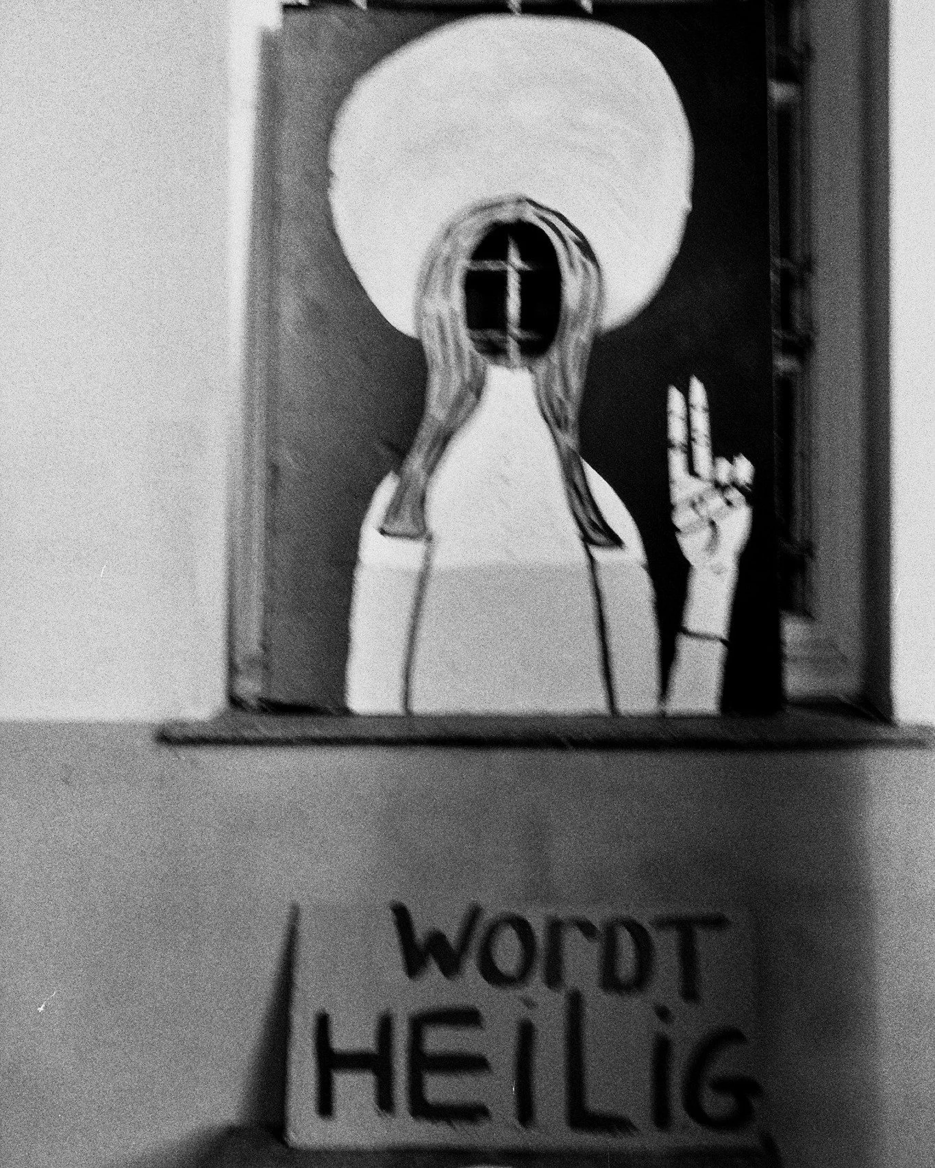 beste wensen ✌️

beeld: Lucinda Ra, Psycho Jazz III

***
boodschap van algemeen nut

nieuw jaar, nieuwe openingsuren 
di > vrij: 10u - 17u
zat > zon: 13u - 18u