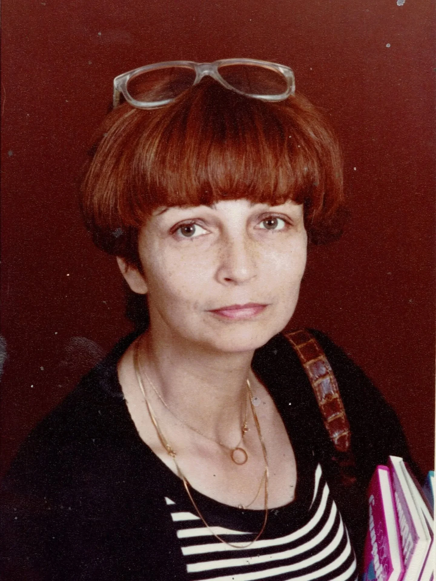 'In haar lege appartement ontdekten we plots een honderdtal doeken die ons beangstigden. Een pop. Poppen. Ontleed, in stukken gehakt, onthoofd, opgesloten in plastic zakken, vastgezet in houten kooien, bekeken door spookachtige silhouetten. Hun verbi