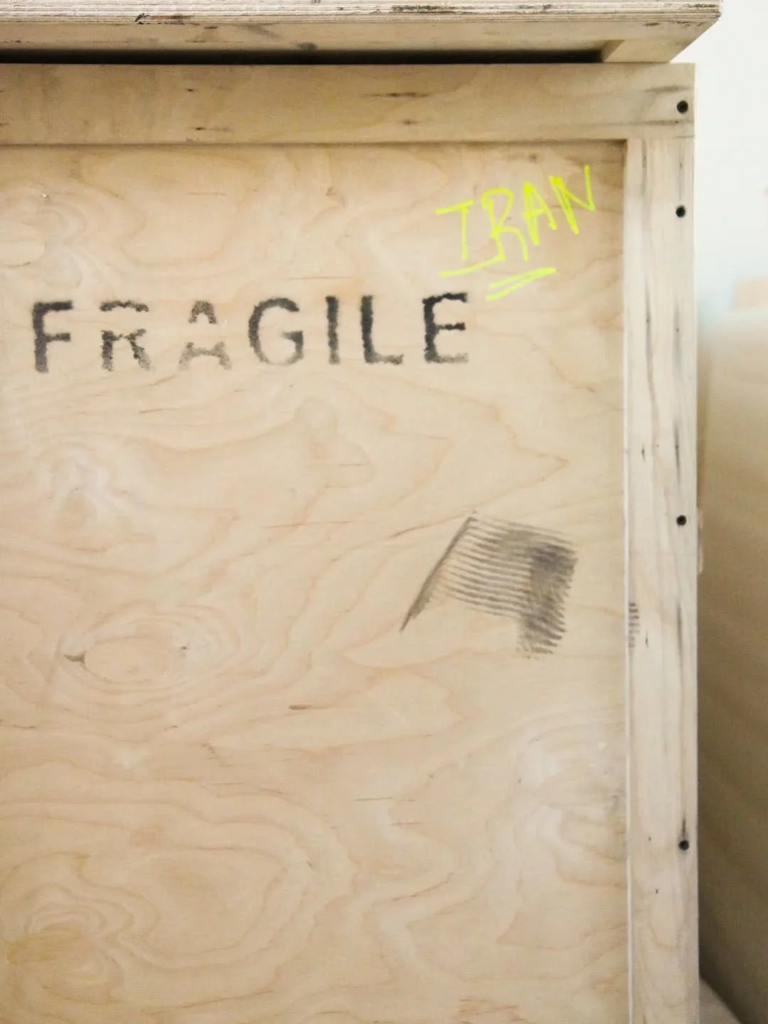 Nog voor de eerste raketten werden afgevuurd, vonden tientallen werken van Iraanse kunstenaars onderdak in de stilte van ons depot. Terwijl krantenkoppen vandaag gedomineerd worden door macht en conflict, keken wij al langer naar onverwoestbare verbe