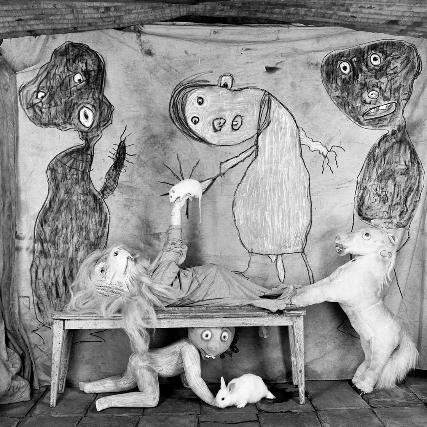 &lsquo;As a photographer and artist, my work goes beyond conventional photography; it seeks to explore the depths of the human psyche.&rsquo; 

Coming so🐁n

roger ballen.! drawing meets photography 
4.04 - 19.09.2026 in #guislainmuseum

🐁
Birds, ra