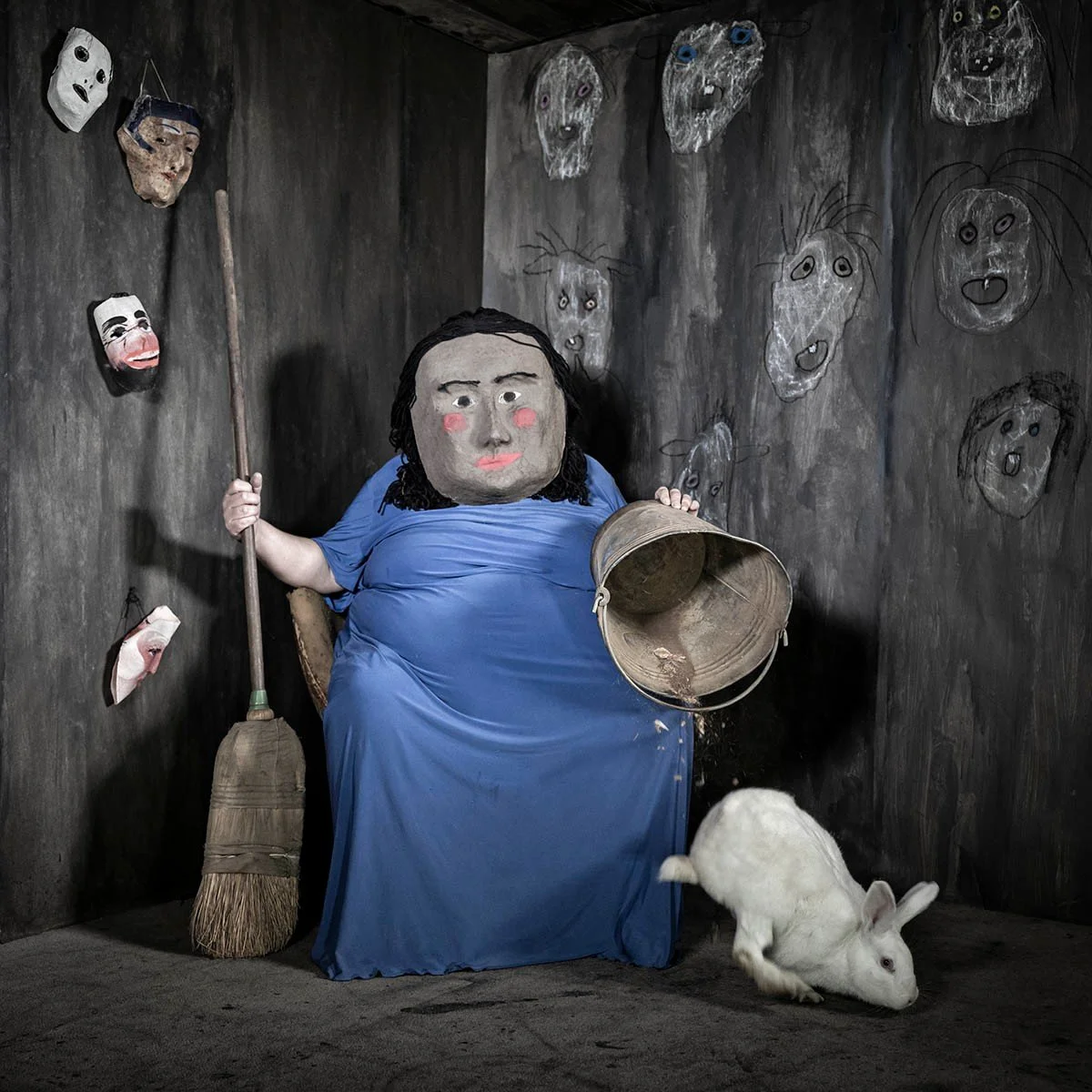 *workshop alert*

Ga tijdens Late Donderdag aan de slag met het werk van Roger Ballen. Laat je innerlijke wereld botsen met die van de Zuid-Afrikaanse kunstfotograaf. 🐁

Donderdag 7.05.2026 | 19u30
Tickets via link in bio 

🐇 Roger Ballen. Thrown O