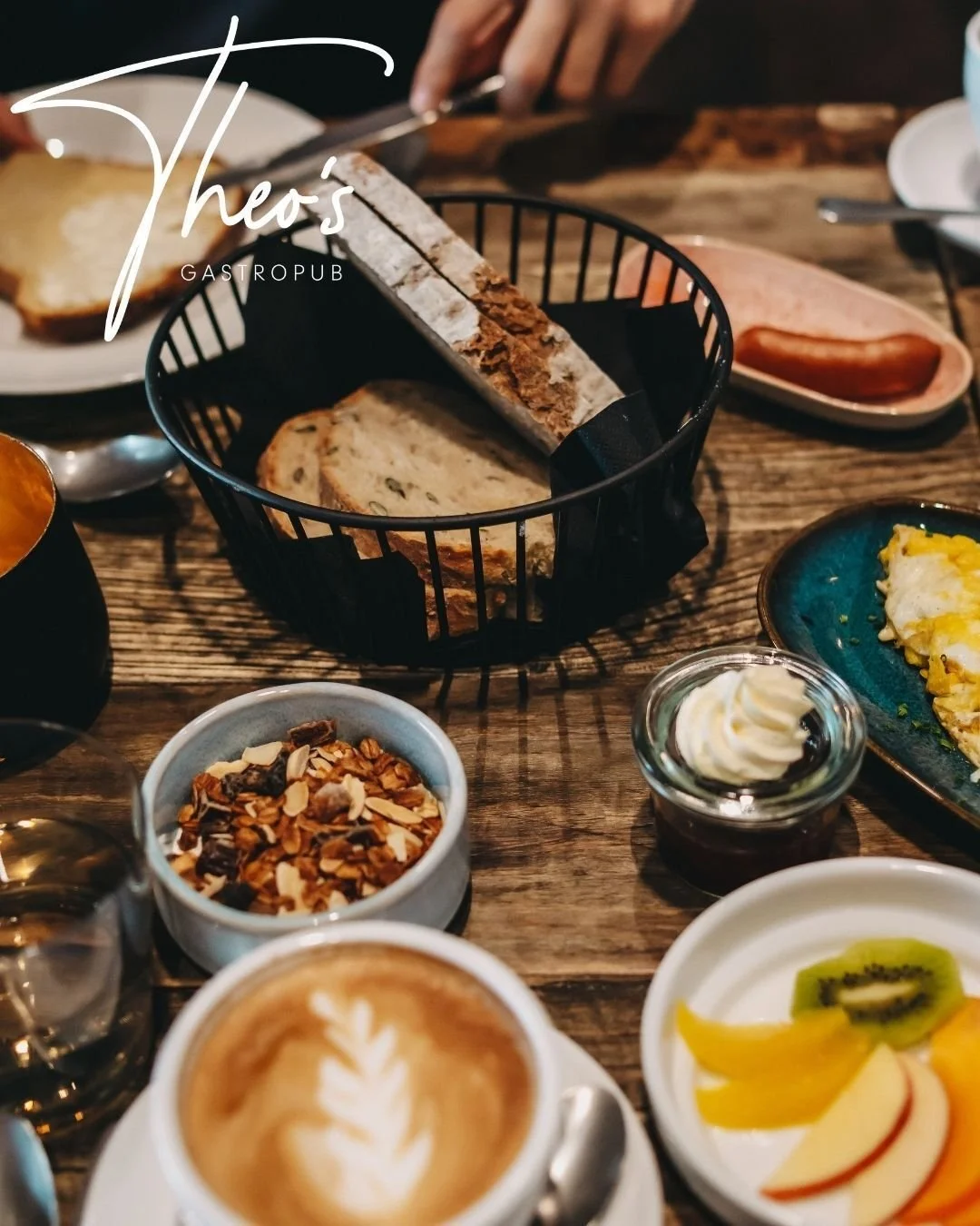 Sonntag ist bei uns Brunch-Zeit &ndash; und zwar so, wie du ihn geniessen kannst.
Hausgemachtes Brot, frische Konfi und eine Auswahl an kreativen, nicht ganz klassischen Gerichten, die den Morgen ein bisschen besonderer machen.

Und wenn du dich komp