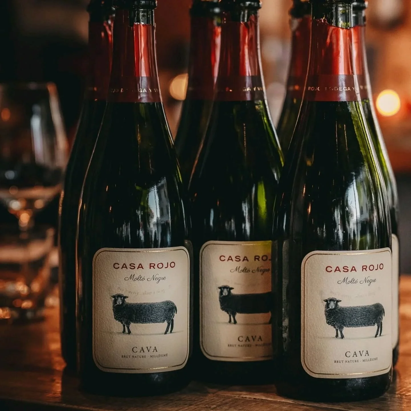 Wine &amp; Dine mit Casa Rojo &ndash; 11. Juni

Familiengef&uuml;hrt. Leidenschaftlich. Ehrlich spanisch.
Casa Rojo bringt Weine mit Charakter, Herkunft und ganz viel Herz in unser Gastropub &ndash; und wir kombinieren sie mit einem Men&uuml;, das ge