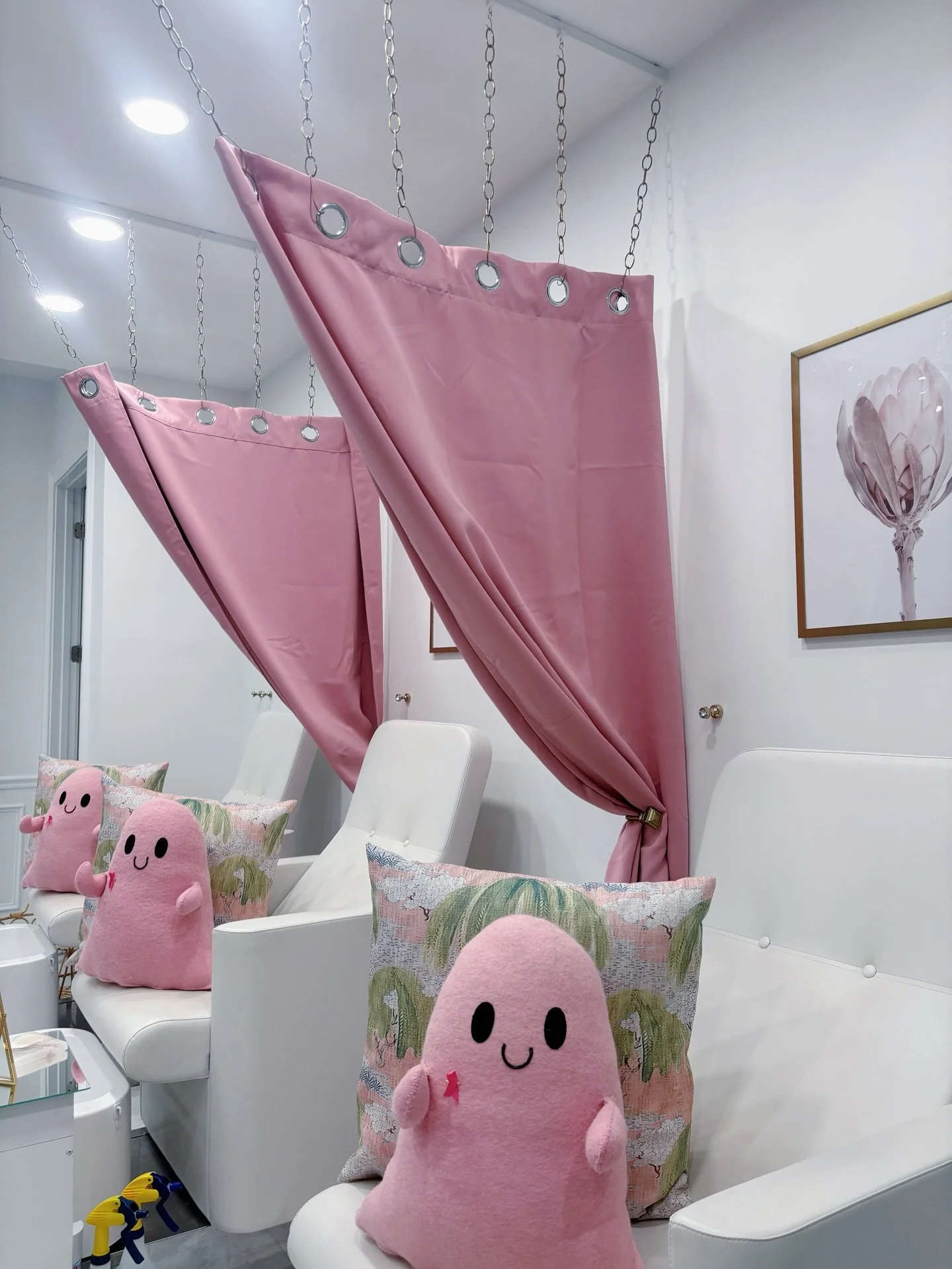 Happy Monday! $5 off pedicures today and tomorrow 🤍