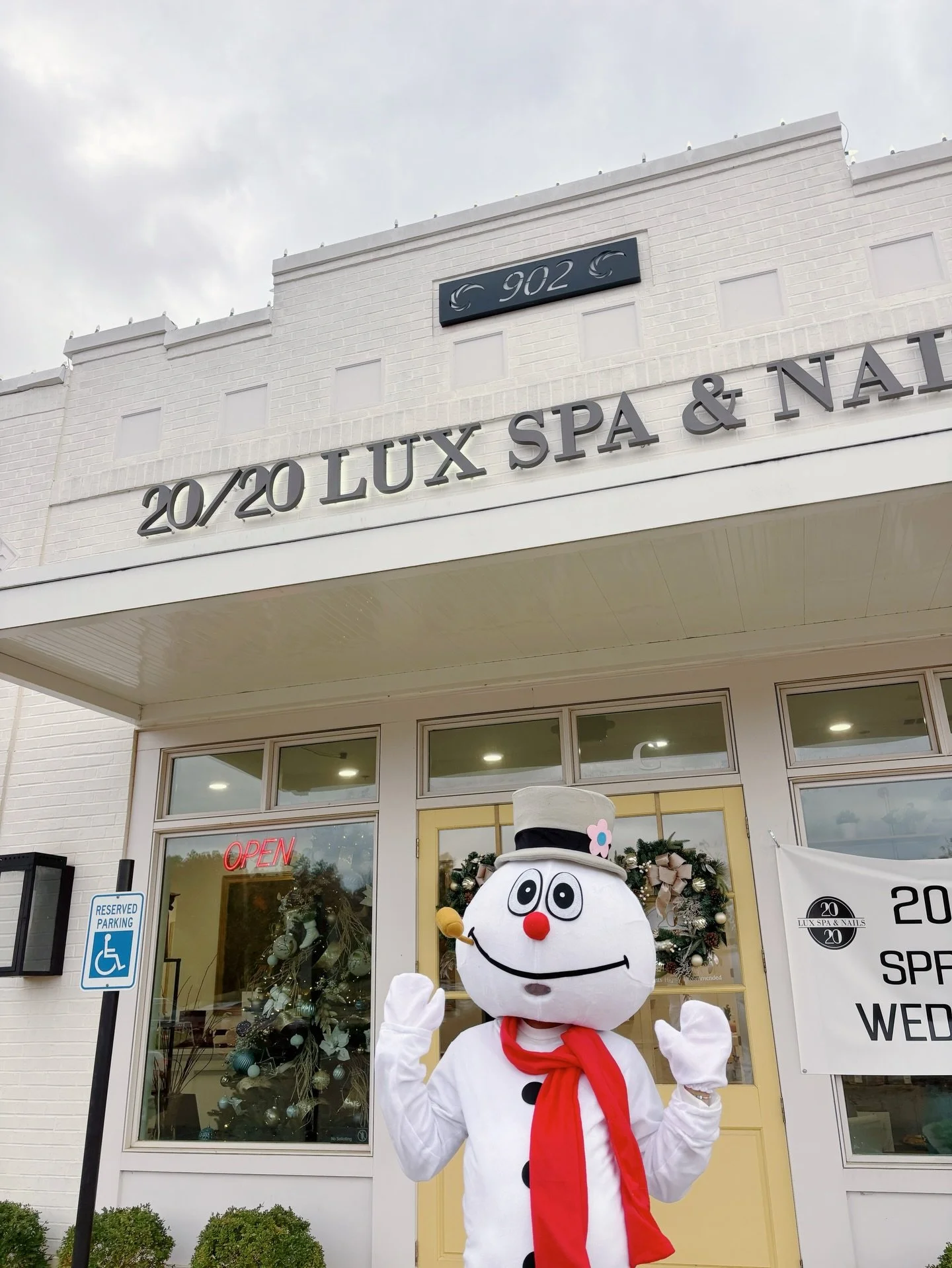 Stop by the spa to meet Frosty 10am- 4pm Saturday❄️☃️ 
We will have a camera set up - come on in!!💙
