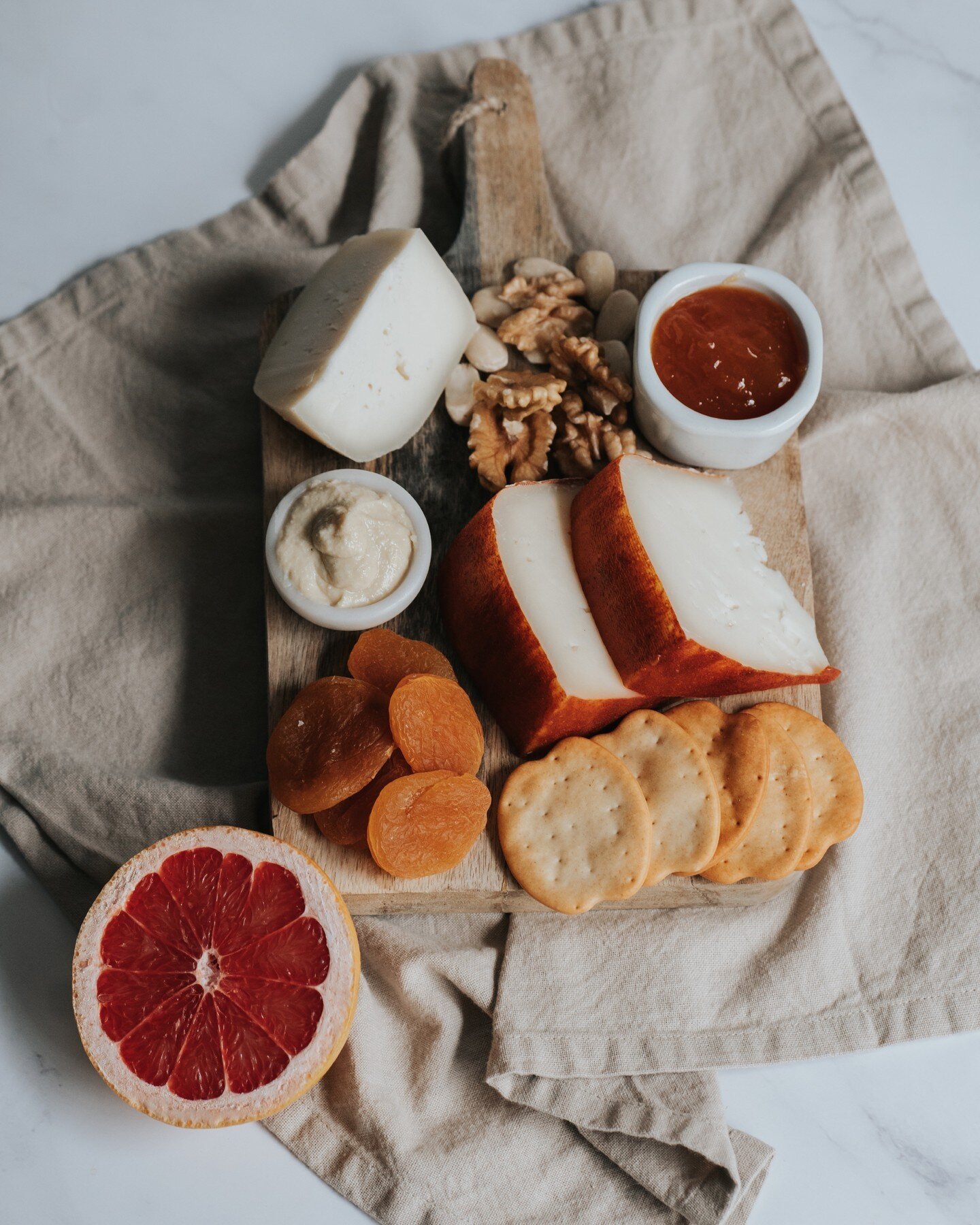 Descubra um mundo de sabores com a nossa gama de queijos! Desde o suave A Queijeira Amateigado at&eacute; ao ardente A Queijeira Apimentado, na Lactimaf encontra tudo o que precisa para uma t&aacute;bua abundante e irresist&iacute;vel. Escolha o seu 