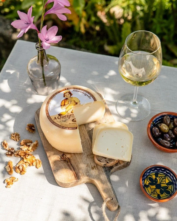 Uma mesa, bons sabores e a tradi&ccedil;&atilde;o de sempre 💙
O verdadeiro prazer est&aacute; nas pequenas coisas: um bom queijo, uma boa companhia e um momento para saborear.