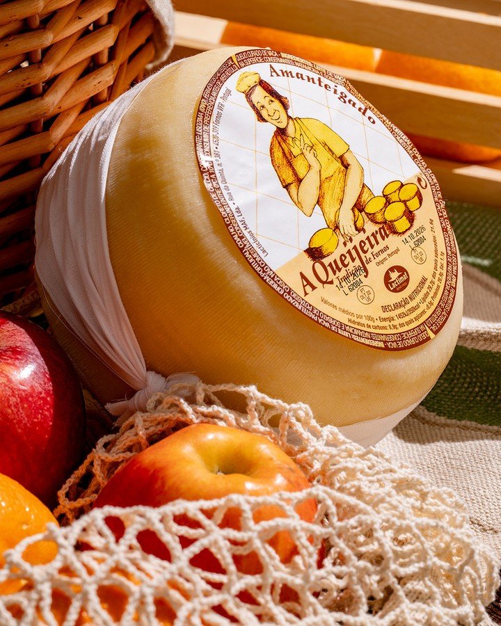 Se olhar para esta fotografia n&atilde;o lhe deu uma vontade imediata de cortar uma fatia, precisamos de conversar. 🤤🧀
⠀⠀⠀⠀⠀⠀⠀⠀⠀⠀
A nossa Queijeira j&aacute; est&aacute; pronta para o piquenique (ou para o lanche no sof&aacute;, n&atilde;o julgamos
