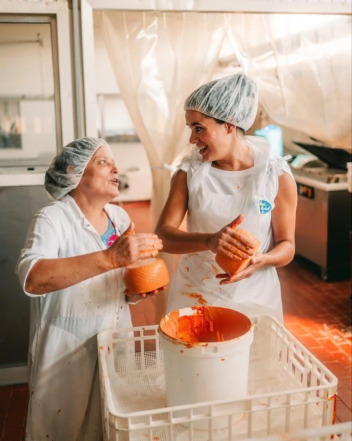 Se achava que o segredo do nosso queijo estava guardado a sete chaves, aqui tem a resposta: est&aacute; nas m&atilde;os e nos sorrisos de quem o faz. 🧑&zwj;🍳✨
⠀⠀⠀⠀⠀⠀⠀⠀⠀⠀
Compre os nossos queijos em Lactimaf.pt