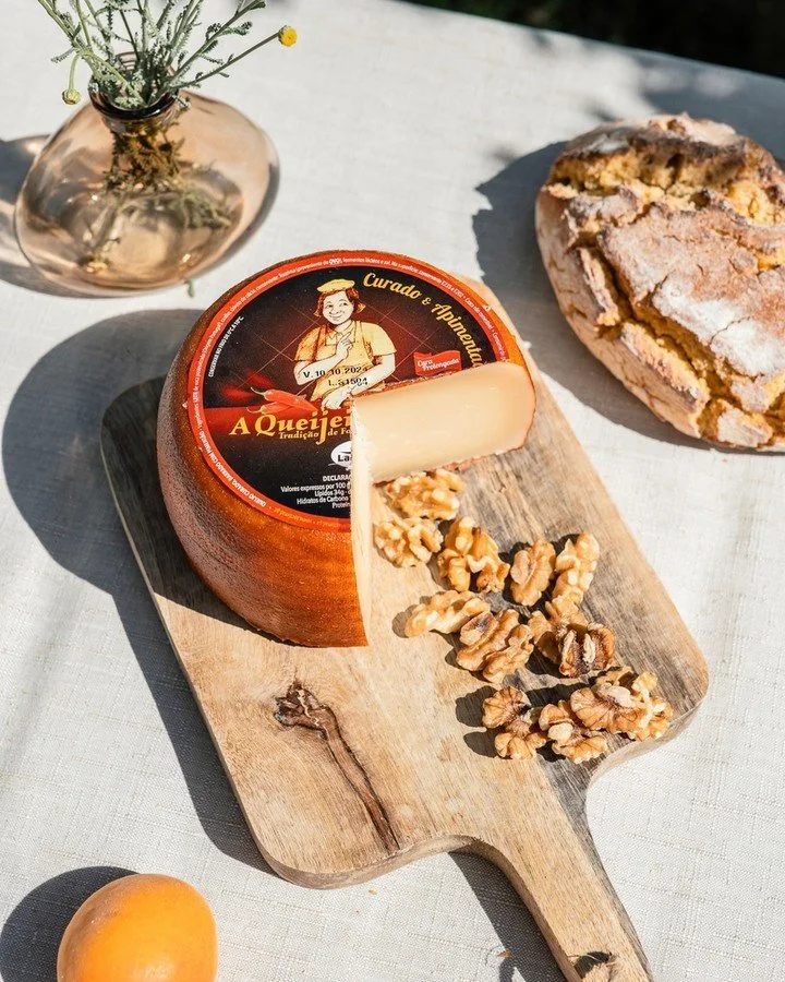 Nem todos os queijos deixam marca. Mas n&atilde;o &eacute; o caso deste 😁
⠀⠀⠀⠀⠀⠀⠀⠀⠀⠀
A Queijeira Apimentado &eacute; o equil&iacute;brio perfeito entre a tradi&ccedil;&atilde;o de sempre e um toque de irrever&ecirc;ncia. Intenso, arom&aacute;tico e 