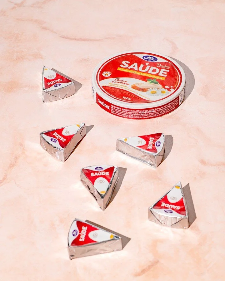 H&aacute; cl&aacute;ssicos que nunca saem de moda, e a nossa caixa vermelha &eacute; um deles. ❤️🧀
⠀⠀⠀⠀⠀⠀⠀⠀⠀⠀
Seja para barrar no p&atilde;o ou para comer diretamente do tri&acirc;ngulo, o queijo Sa&uacute;de deixa o seu dia mais saboroso. J&aacute;