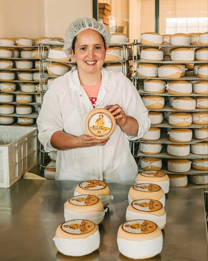Cada queijo Amanteigado que sai das m&atilde;os da nossa equipa carrega anos de hist&oacute;rias, dedica&ccedil;&atilde;o e orgulho local. 
Que tal partilhar um cl&aacute;ssico como a Queijeira no pr&oacute;ximo almo&ccedil;o em fam&iacute;lia? 😋💙