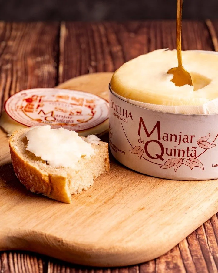A defini&ccedil;&atilde;o perfeita de &ldquo;come&ccedil;ar bem o dia&ldquo; (ou o lanche, ou o petisco da noite). 😉🍞
⠀⠀⠀⠀⠀⠀⠀⠀⠀⠀
O nosso Manjar da Quint&atilde; de Ovelha &eacute; t&atilde;o suave que quase desaparece sozinho 💙