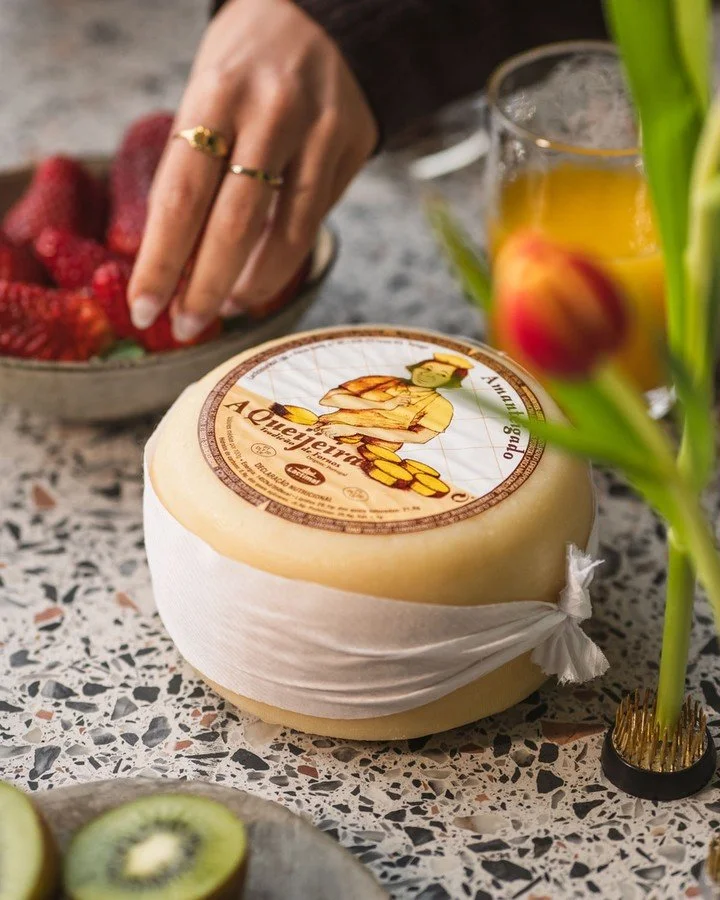 A desculpa que faltava para juntar quem mais gosta &agrave; volta da mesa. ✨
⠀⠀⠀⠀⠀⠀⠀⠀⠀⠀
Frescura, cor e o sabor tradicional da nossa Queijeira. 
⠀⠀⠀⠀⠀⠀⠀⠀⠀⠀
Visite a nossa loja online, fa&ccedil;a a sua encomenda e mude o ritmo do seu dia!