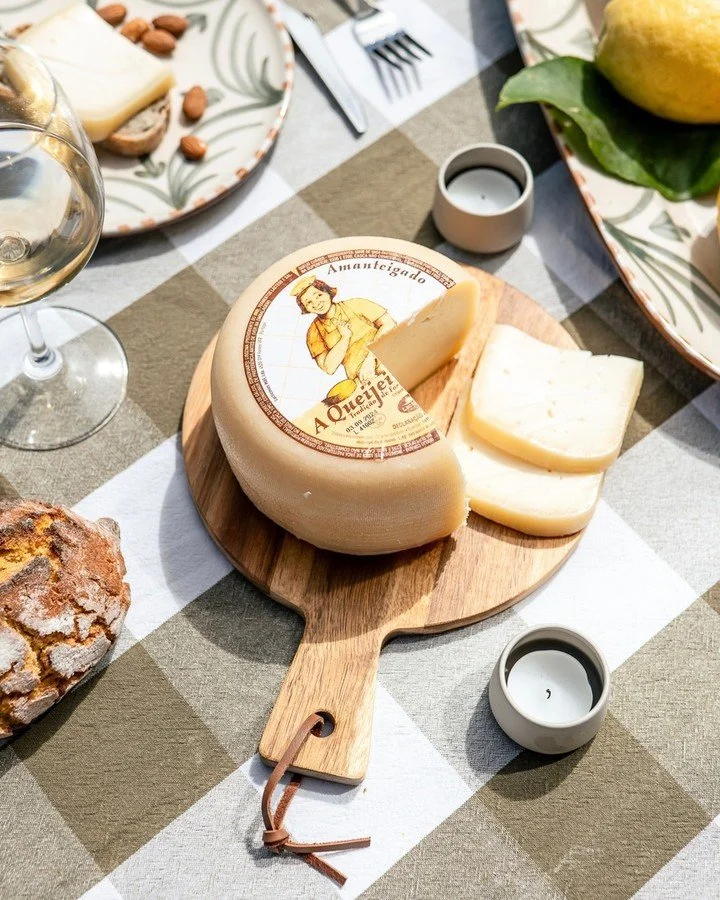 H&aacute; imagens que transmitem paz, mas esta transmite-nos apenas uma enorme vontade de ir buscar o p&atilde;o. 🥖🧀
⠀⠀⠀⠀⠀⠀⠀⠀⠀⠀
Quem mais &eacute; f&atilde; da nossa Queijeira?