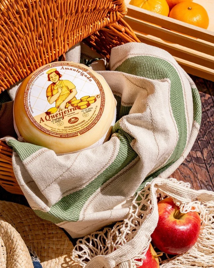H&aacute; quem leve a casa atr&aacute;s quando vai fazer um piquenique... N&oacute;s s&oacute; precisamos da cesta, de p&atilde;o e de um queijo que se sabe comportar. 😉🧀
⠀⠀⠀⠀⠀⠀⠀⠀⠀⠀
A Queijeira &eacute; aquele cl&aacute;ssico que escorre suavemente