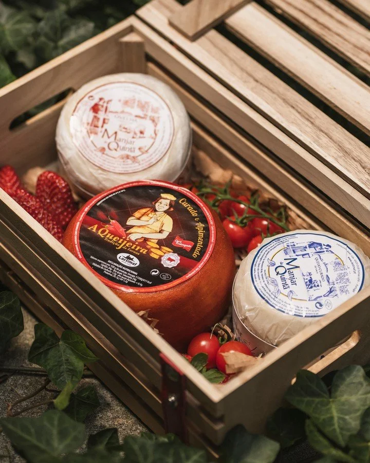 Se um queijo j&aacute; &eacute; bom, tr&ecirc;s na mesma caixa &eacute; a perfei&ccedil;&atilde;o. 📦🧀
⠀⠀⠀⠀⠀⠀⠀⠀⠀⠀
Tradi&ccedil;&atilde;o e variedade na dose certa para a sua mesa.