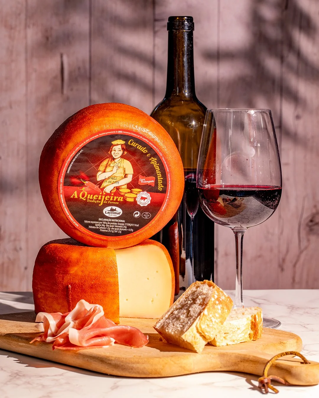 Mais de 60 dias de cura e aquele toque picante inconfund&iacute;vel. 🌶️🧀

Revestido a piment&atilde;o e com um sabor forte e marcante, A Queijeira Apimentado &eacute; o queijo premiado que n&atilde;o pode faltar numa mesa entre amigos.

🍷 O par id