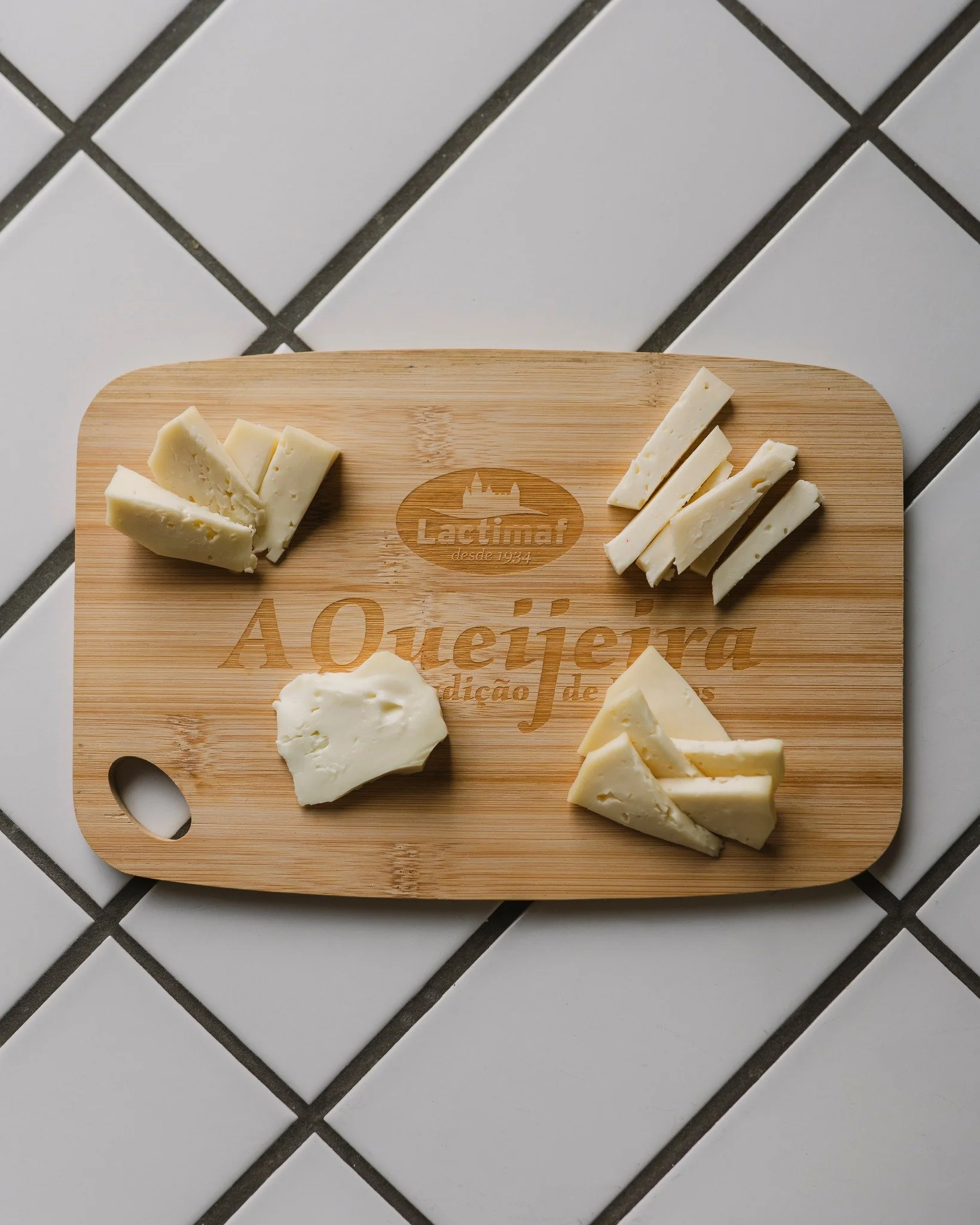 Tradi&ccedil;&atilde;o de gera&ccedil;&otilde;es servida &agrave; mesa. 🧀✨

O sabor que nos une, pronto para ser partilhado.

👉 Garanta o seu em lactimaf.pt