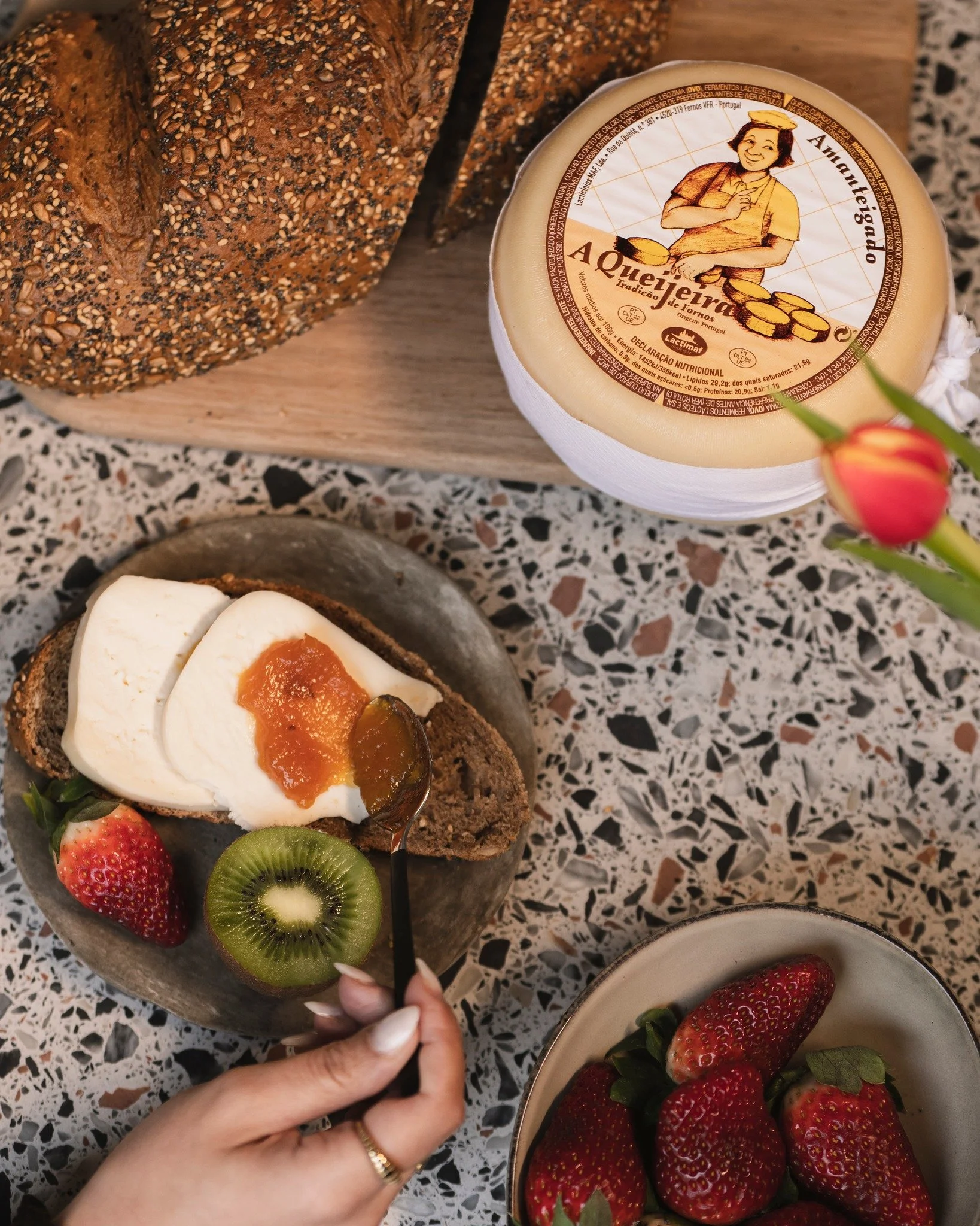 O pequeno-almo&ccedil;o perfeito n&atilde;o exis...🤤🧀

P&atilde;o fresco, um fio de doce, fruta e uma fatia bem generosa d&rsquo;A Queijeira Amanteigado. &Eacute; tudo o que precisa.