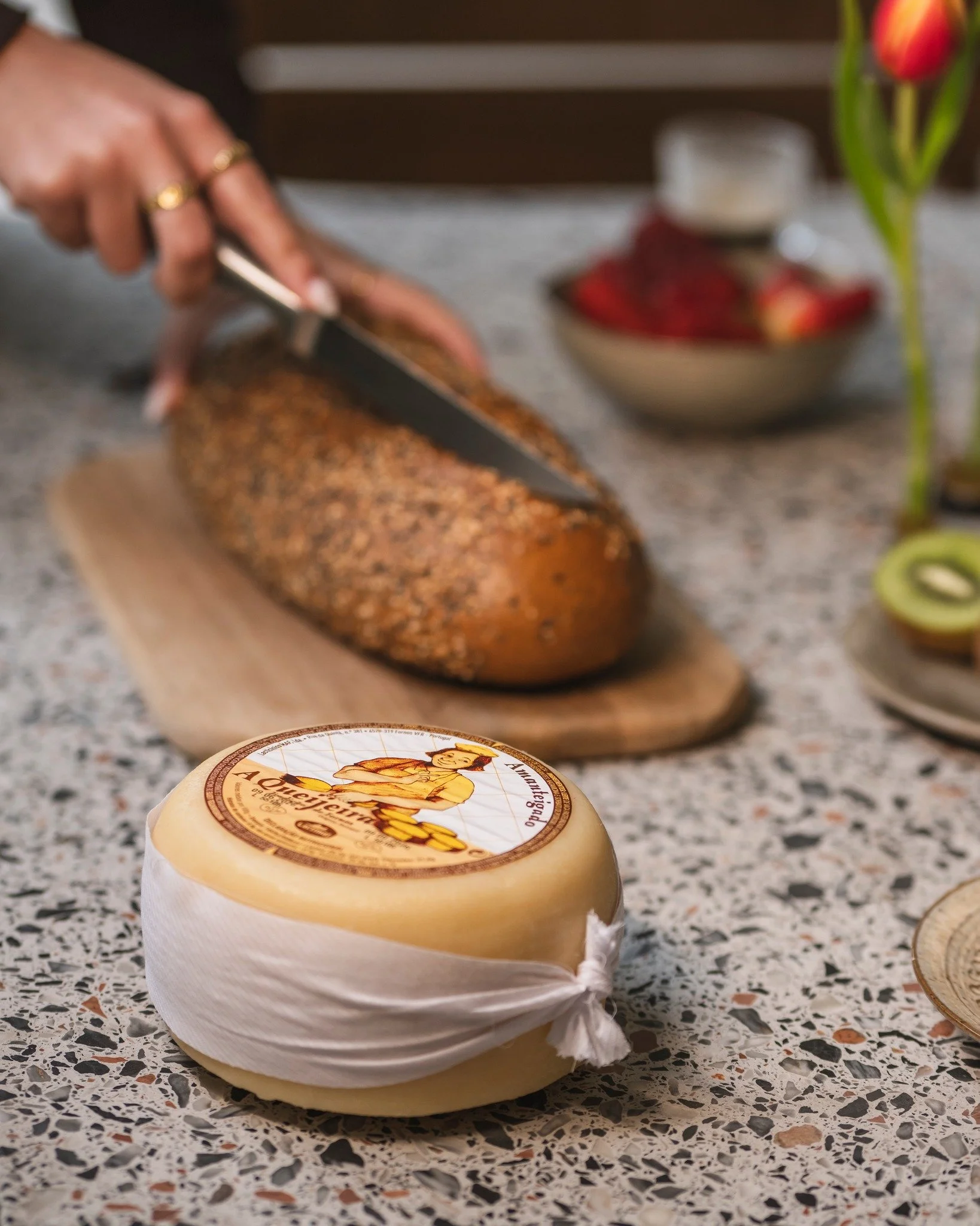 Aquela primeira fatia que diz tudo. 🧀

Aveludado, suave e a escorrer no ponto certo. A Queijeira Amanteigado transforma qualquer tosta ou p&atilde;o saloio num momento especial. 

📦 Pe&ccedil;a o seu em lactimaf.pt