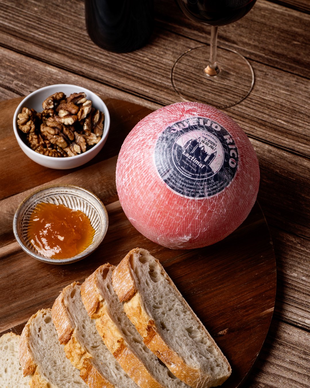 Dias frios pedem sabores quentes e mem&oacute;rias &agrave; mesa. 🍁

Combin&aacute;mos o Bola Rico tradicional com o toque estaladi&ccedil;o das nozes e a do&ccedil;ura da ab&oacute;bora. O resultado? O acompanhamento ideal para o seu lanche de Outo