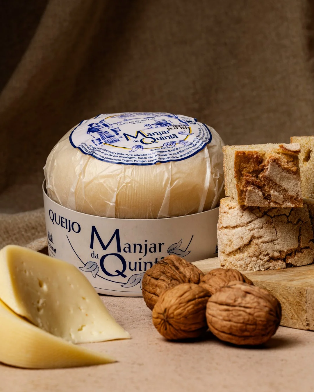 Guarde a faca. Hoje o queijo come-se &agrave; colher 🥄🧀

Abra a crosta, mergulhe sem pressa e renda-se ao sabor &uacute;nico do Manjar da Quint&atilde; de Vaca.