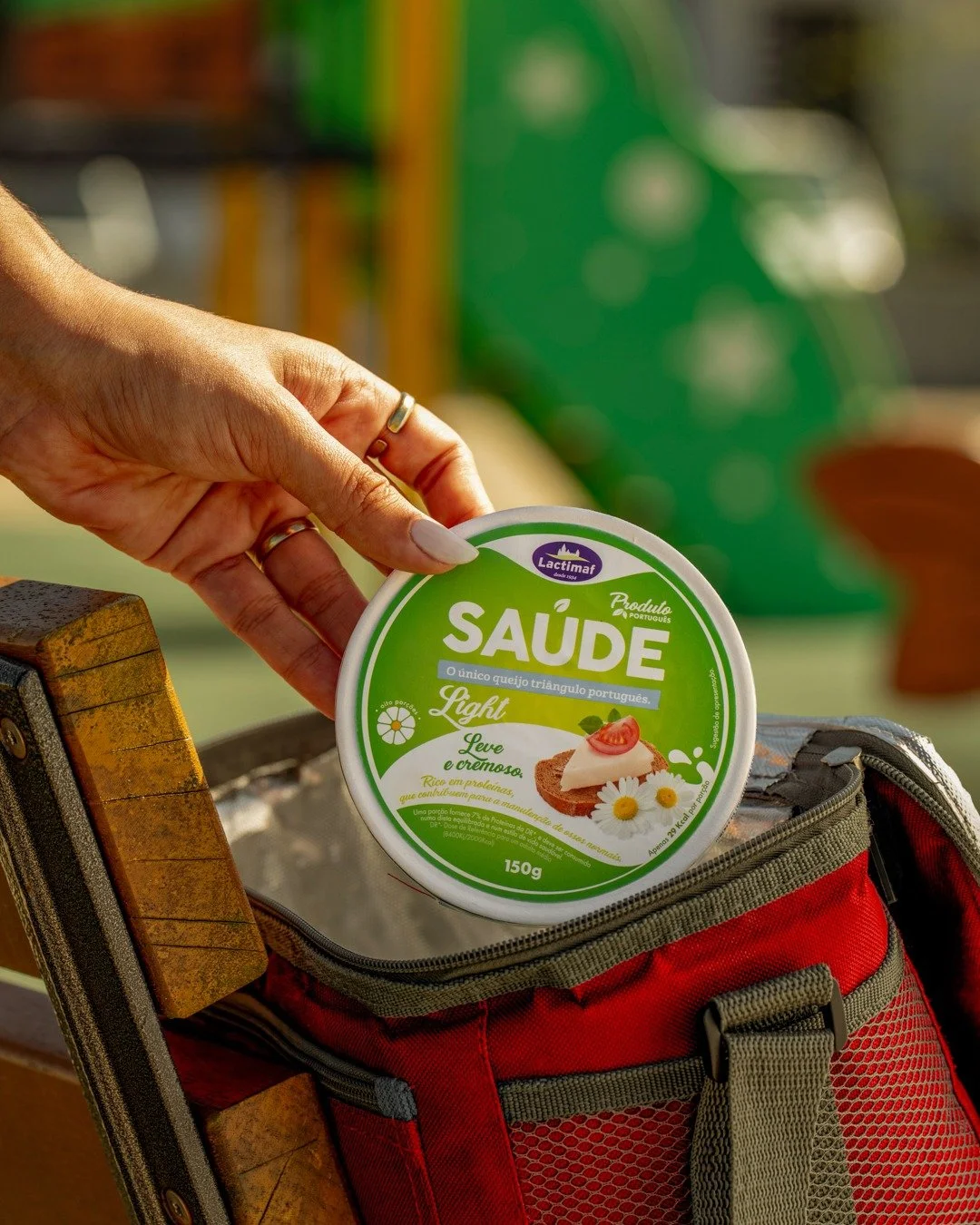 O snack saud&aacute;vel que vai consigo para todo o lado! ✨

Sem complica&ccedil;&otilde;es e com todo o sabor. Os tri&acirc;ngulos Sa&uacute;de Light garantem aquela pausa deliciosa no meio da rotina, sempre &agrave; m&atilde;o.

E a sua lancheira d