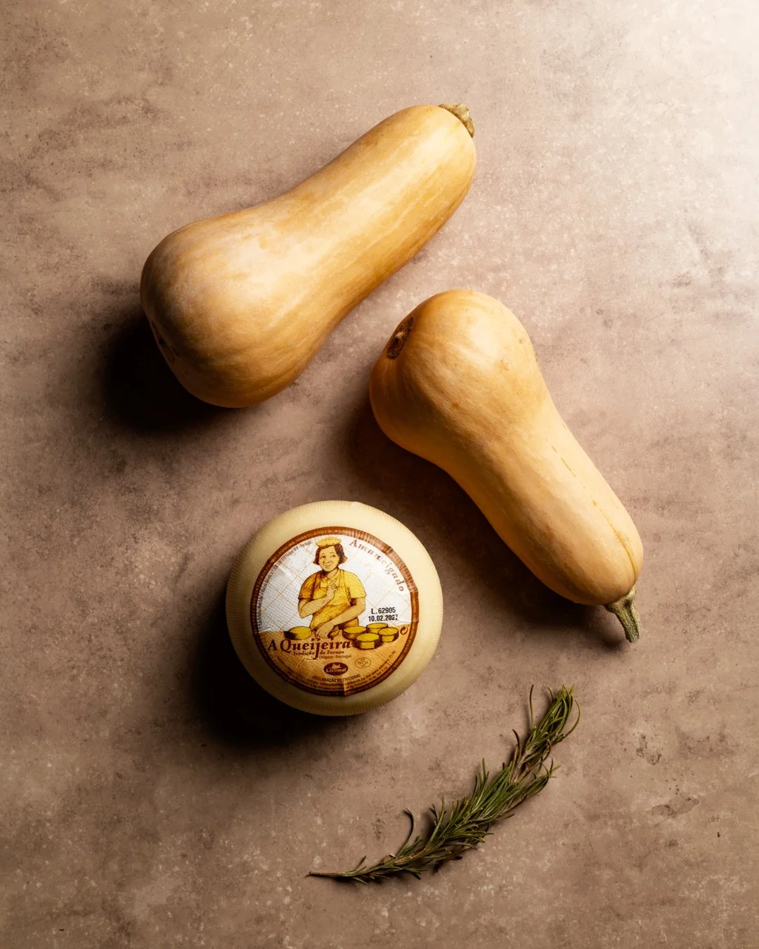 O queijo que n&atilde;o precisa de apresenta&ccedil;&otilde;es, s&oacute; de p&atilde;o quente. ✨

A Queijeira Amanteigado tem a textura perfeita para quem acha que queijo bom &eacute; aquele que quase se barra sozinho.