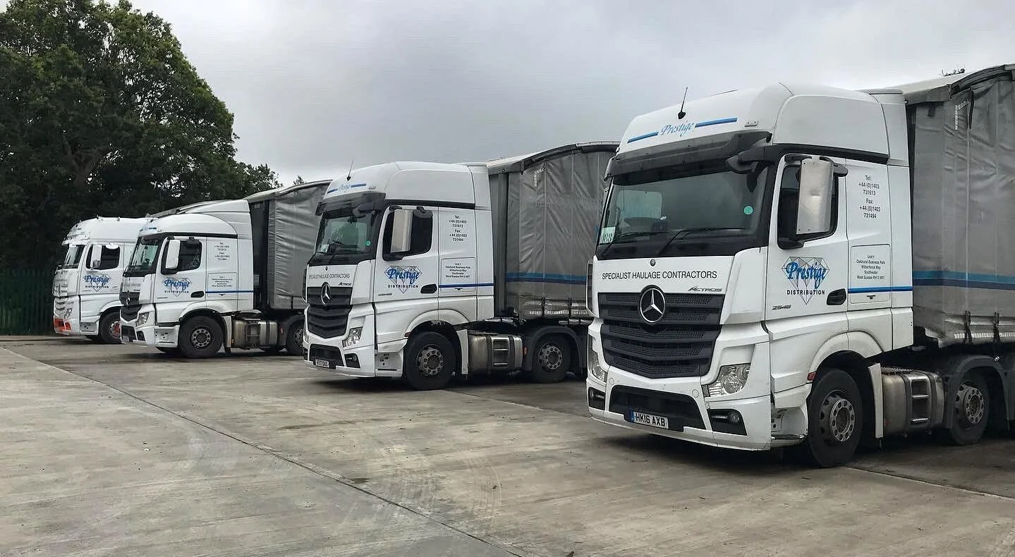 🚛 The Mercedes Gang 🚛

These beauties are key cogs in keeping everything ticking over nicely&hellip; It&rsquo;s a 24 hour operation! ⏰

#24hours #workworkwork #keepingbritainmoving