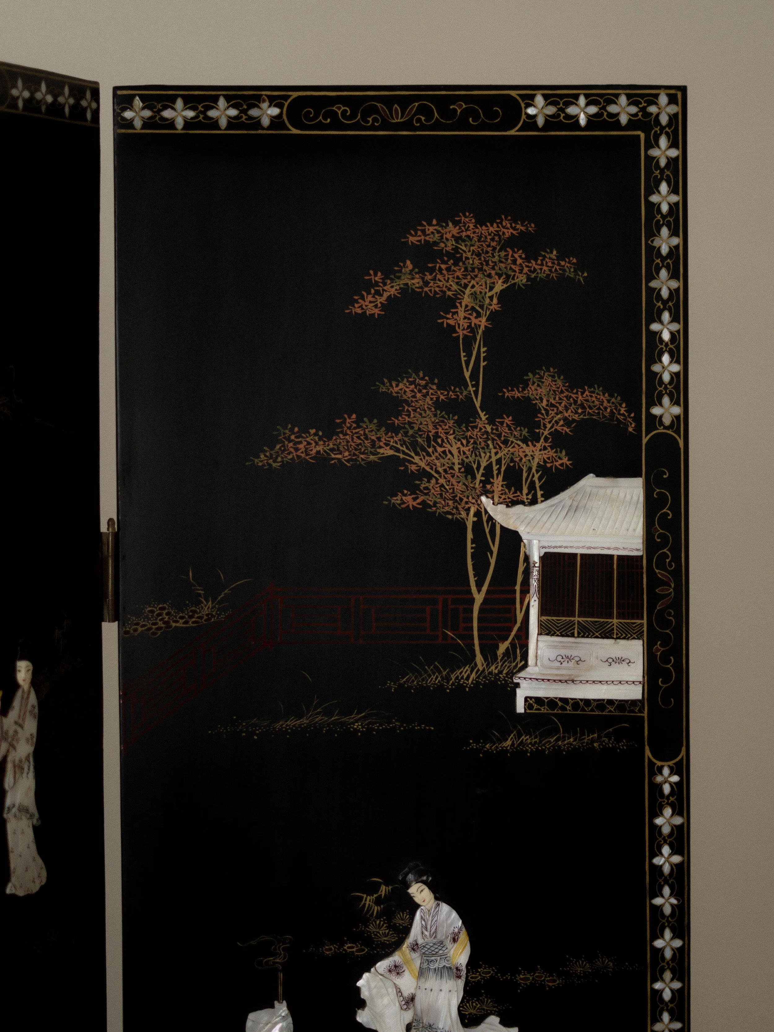 folding-screen-black-mother-of-pearl-3.jpg
