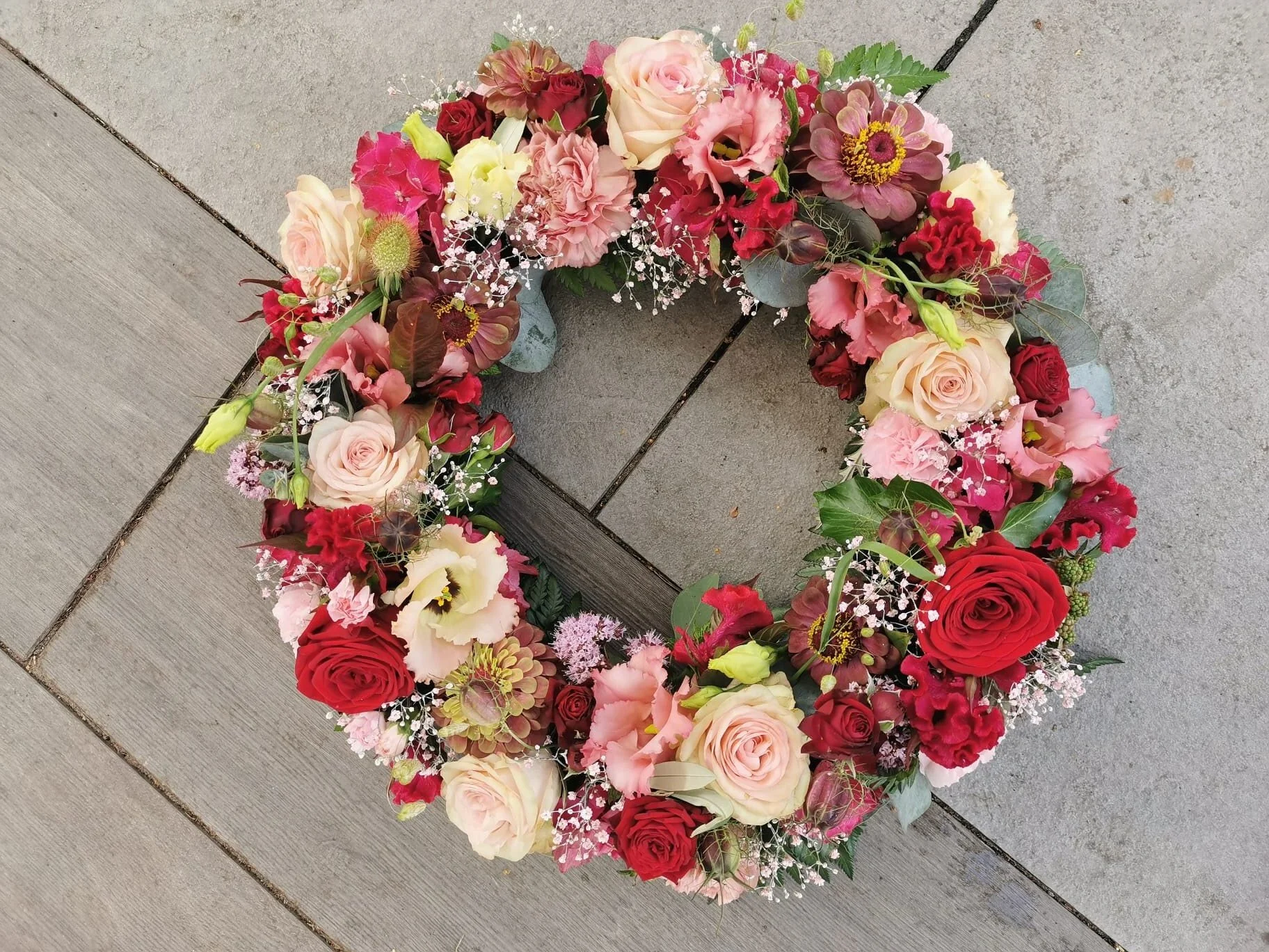 Rot und Pfirsich Blumenkranz für Trauerfeier