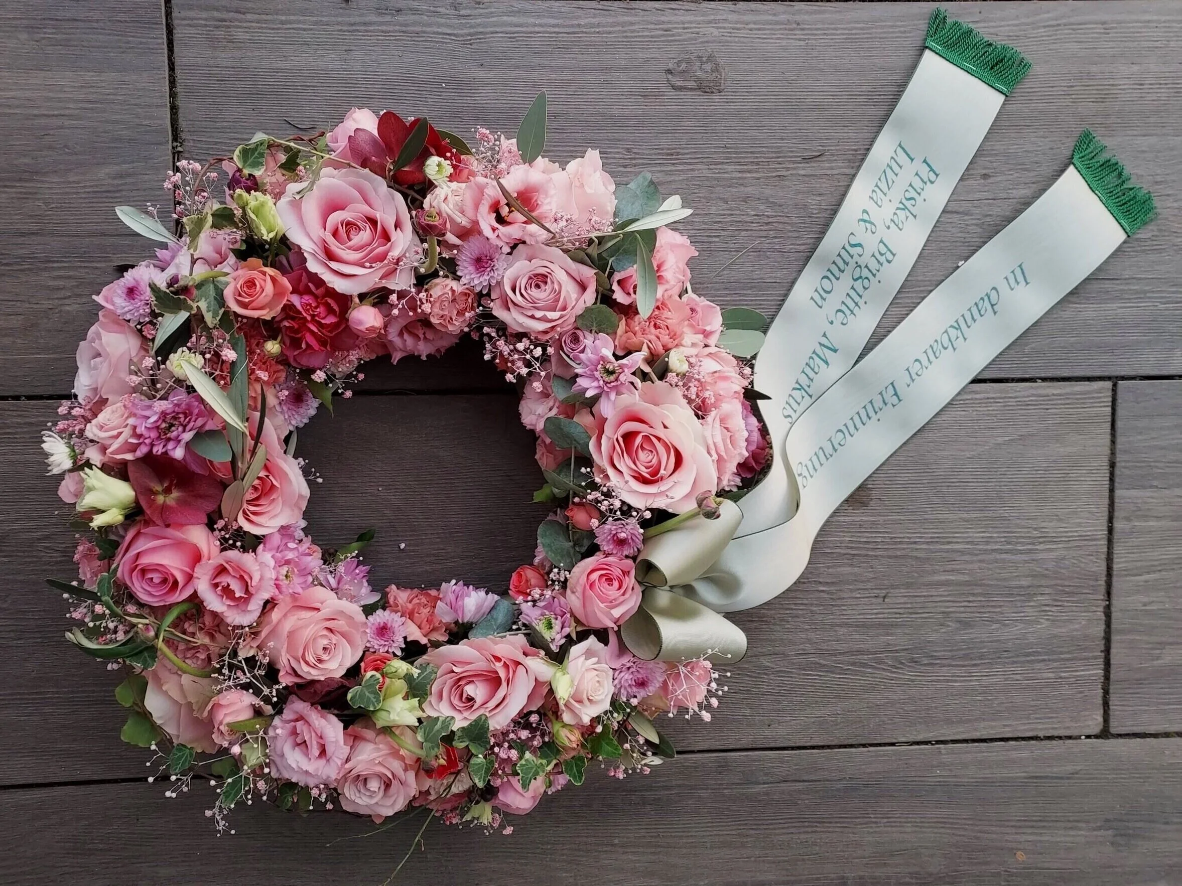 Rosa Blumenkranz für Trauerfeier