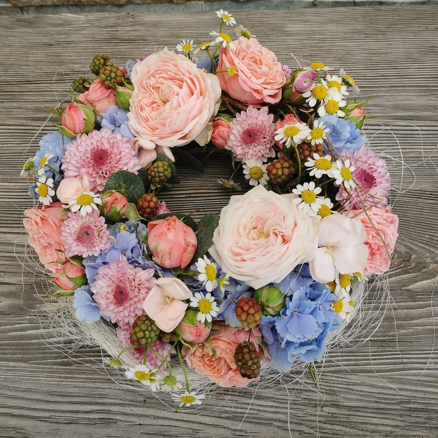 Pfirsich und blauer Blumenkranz für Trauerfeier