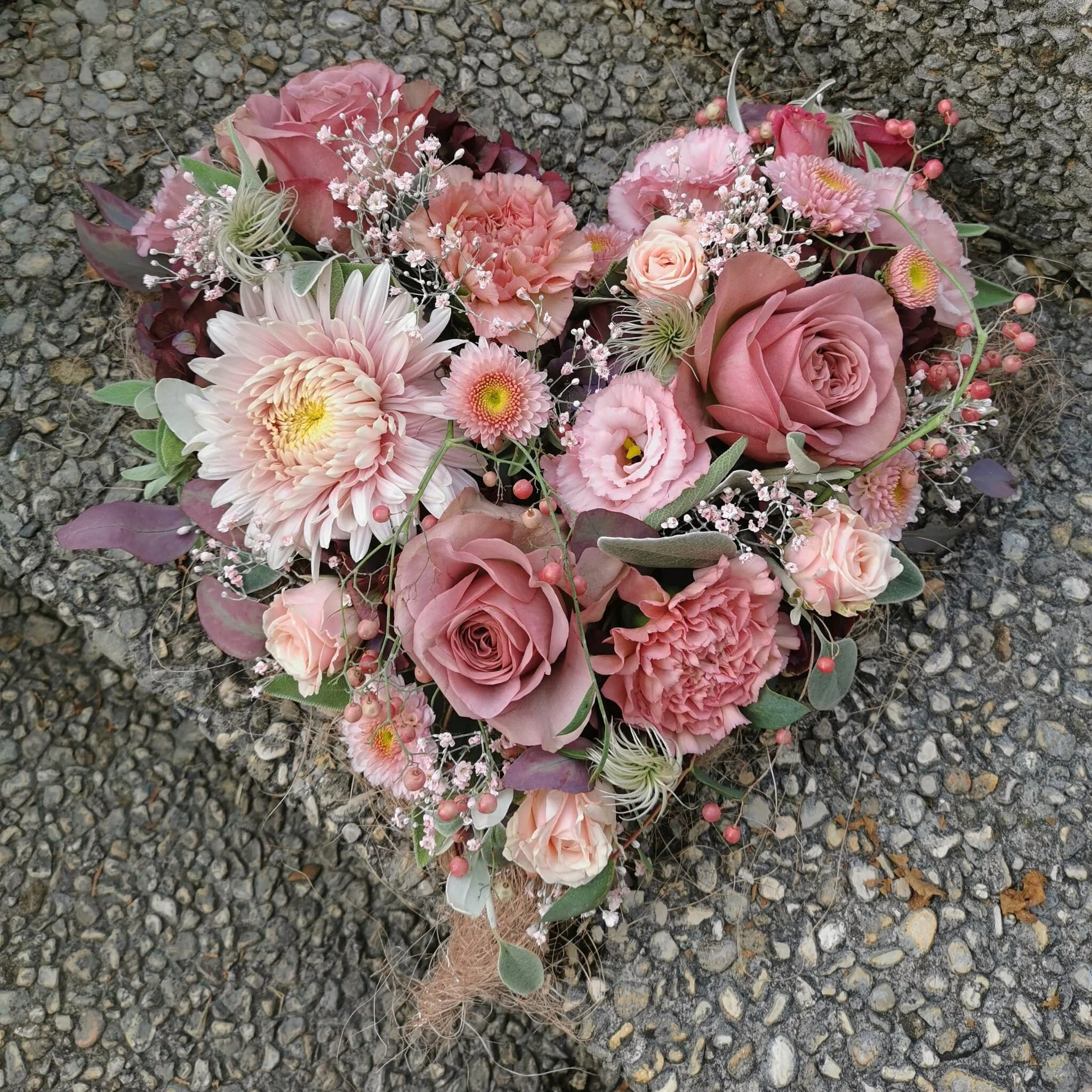 Alt-rosa Blumenherz für Trauerfeier