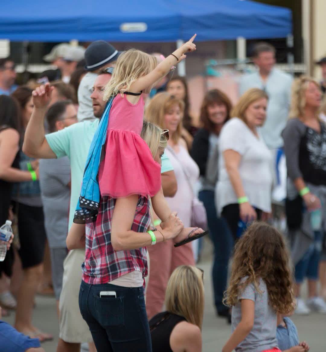 HANDS IN THE AIR BECAUSE IT'S FRIDAY!! Kids Fest will be in full swing from 6-10 pm TODAY!! Come stop by to enjoy some delicious food or listen to some groovy music😝🕺💃😋