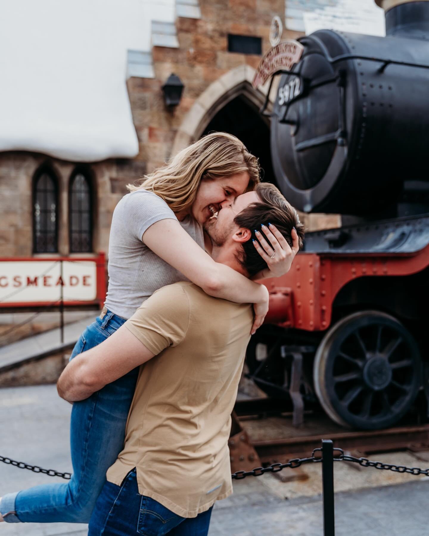 POV: Let&rsquo;s make every single one of your HP dreams come true, run away, and get engaged at Hogwarts. ✨

Every. Single. Thing. Worked out SO perfectly for these two&hellip;
✨An extra special tour *I* hadn&rsquo;t ever seen or been on before 
✨Te