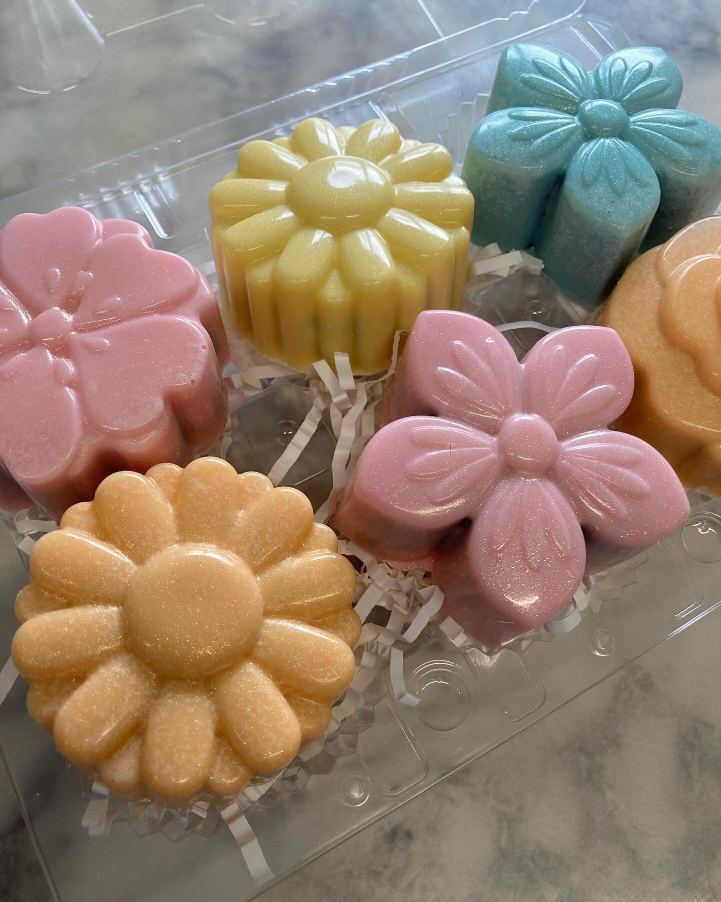 🤍It&rsquo;s not too late to order for Mother&rsquo;s Day! Accepting orders through Tuesday 5/7. 📞 Give us a call today at (716)667-6879 or order tomorrow or Tuesday through our website at www.gingersnappatisserie.com/order. 🩵Featured are our flora