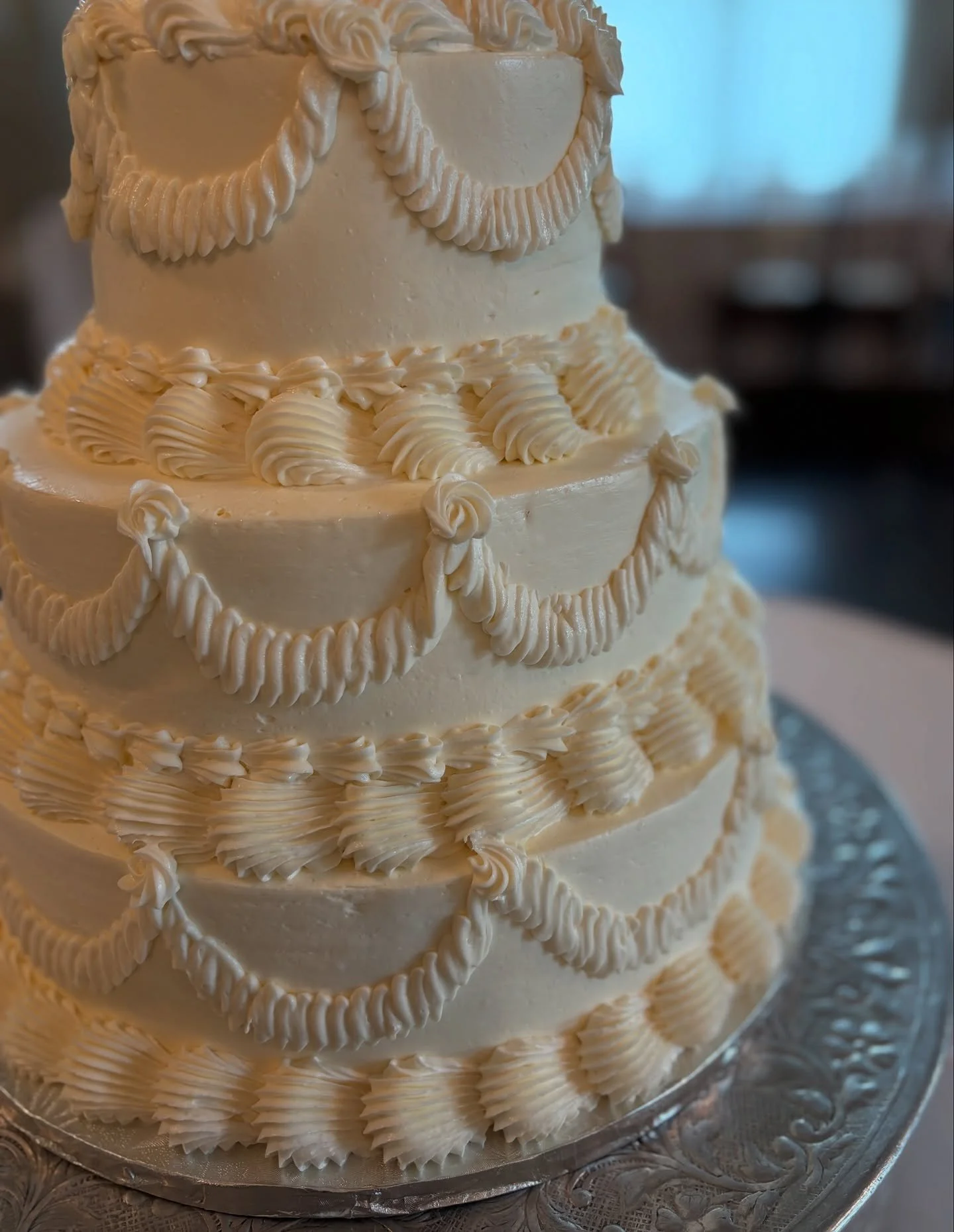 Vintage, sophisticated, elegant, classic&hellip; how do you envision your wedding cake being described? GSP brings your dream to life! 🍰

#weddingcake #vintagecake #lambeth #lambethmethod #cake #wedding #weddingphotography #buffalo #buffalowedding #