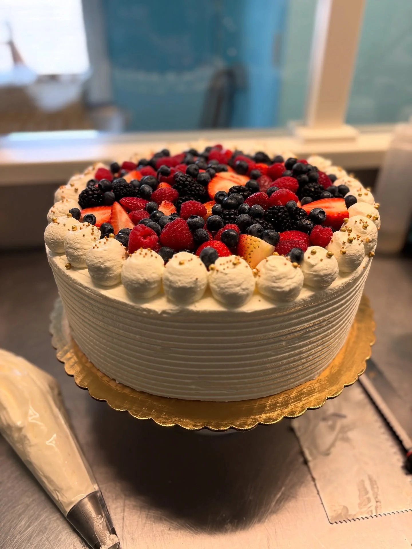 Hanging onto the last few days of summer like&hellip;. 🫐🍓🍰
Have a great weekend GSP family!

#bakery #patisserie #berries #freshberries #cake #berrycake #shortcake #dessert #buffalo #buffalony #orchardpark #orchardparkny